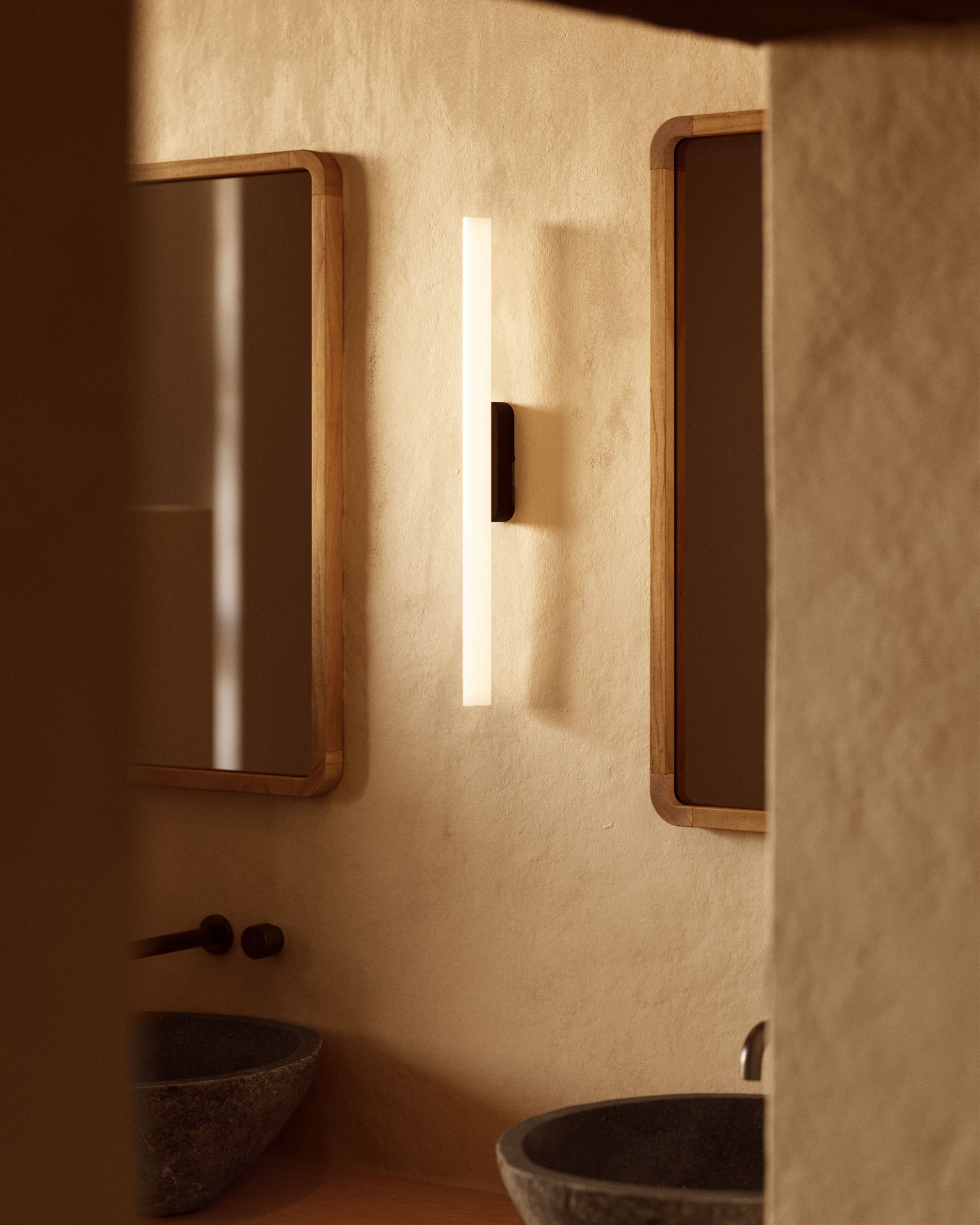 Valquiria metal wall sconce with black finish - Lifestyle
