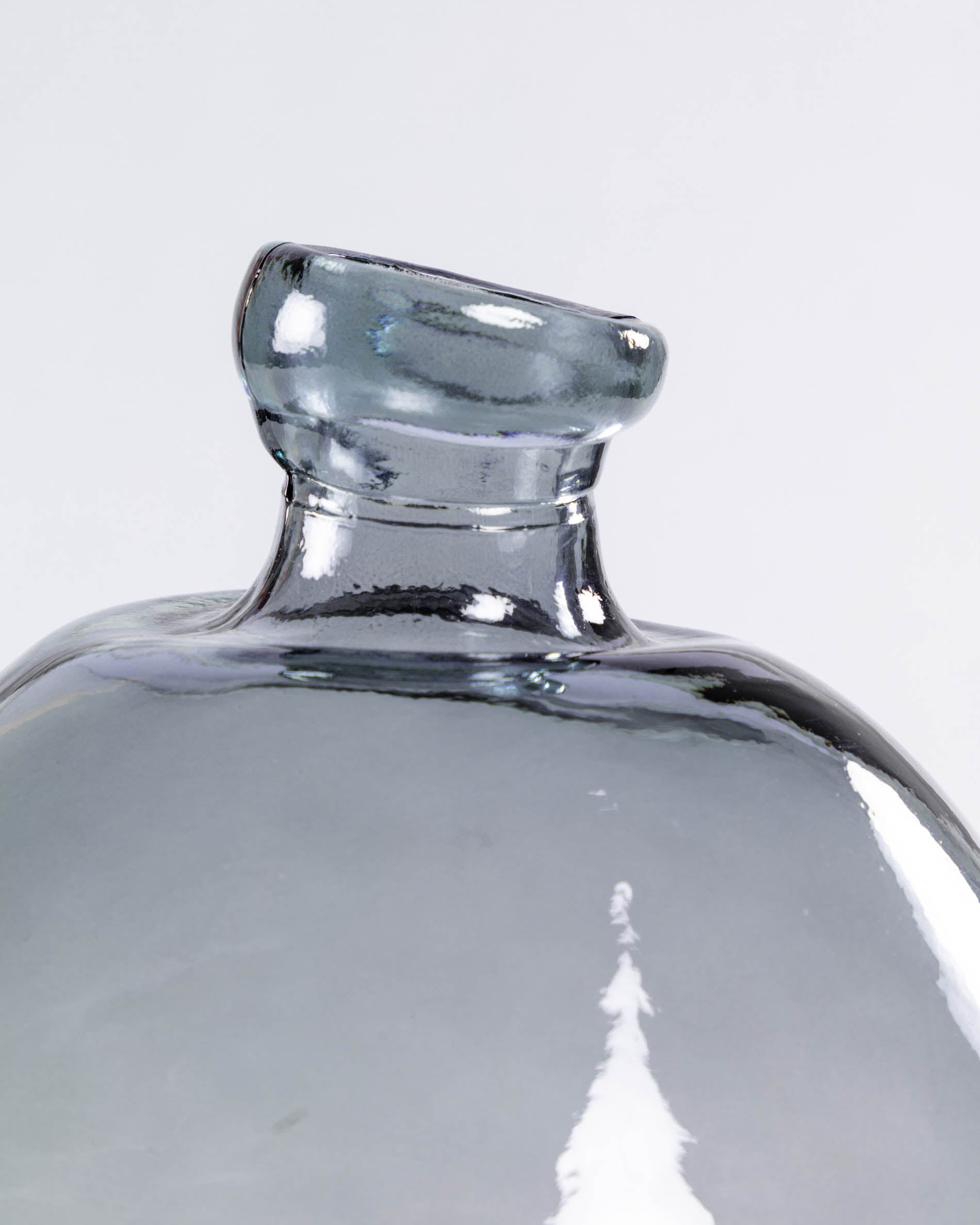 Brenna vase in 100% recycled blue glass, 33 cm - Detail