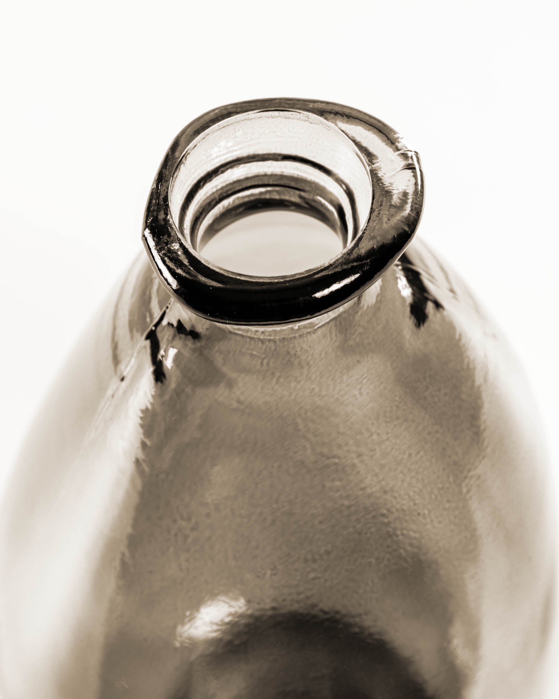Brenna medium brown vase - Detail
