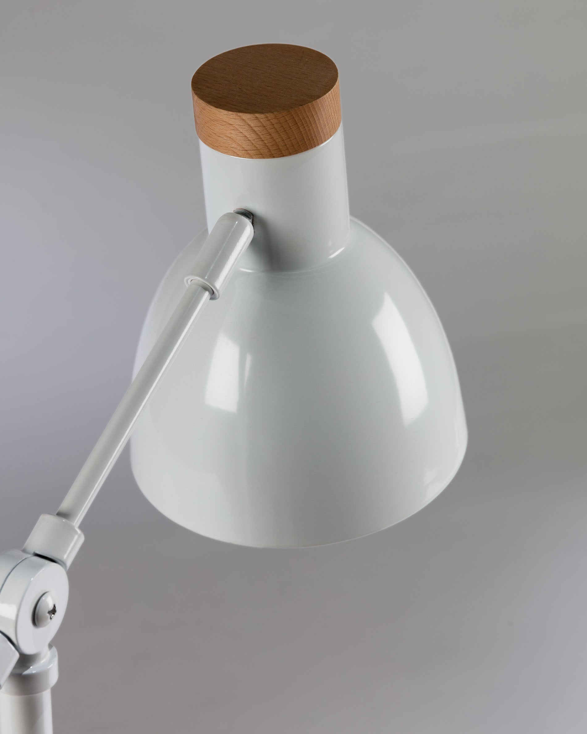Tescarle table lamp in beech wood and steel with white finish - Detail