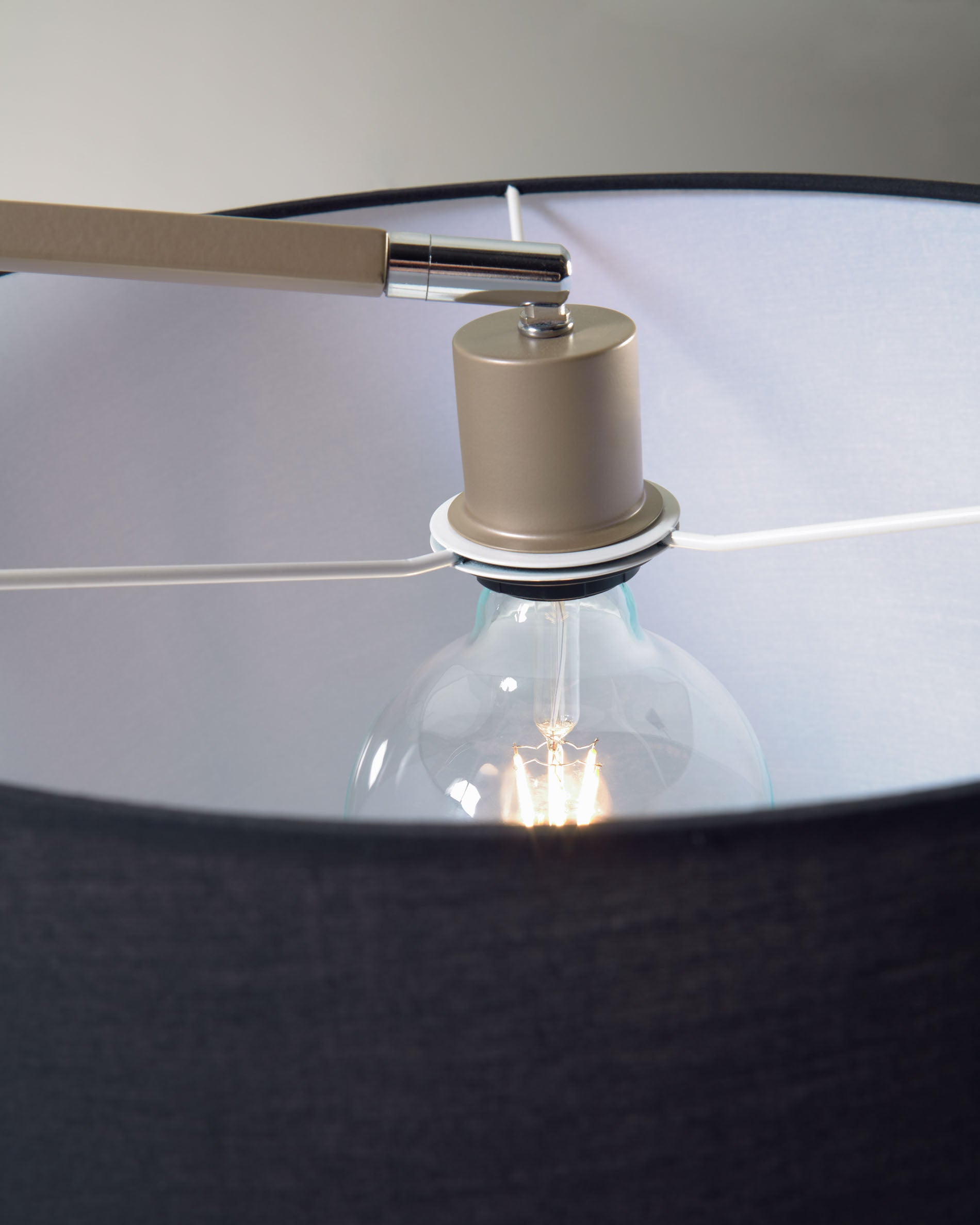 Juhe floor lamp with gold-coloured metal and black marble - Detail