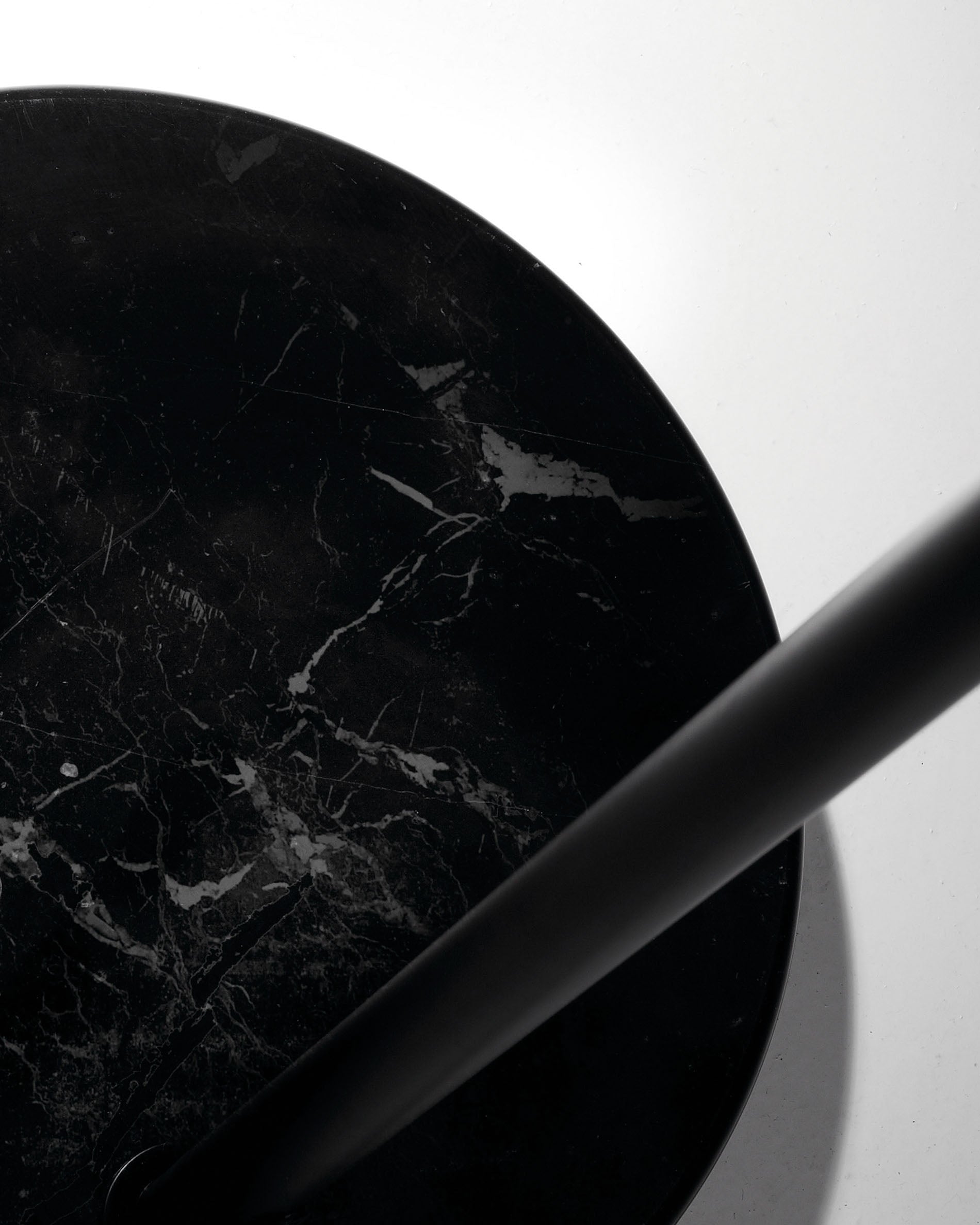 May steel floor lamp with black marble base - Detail