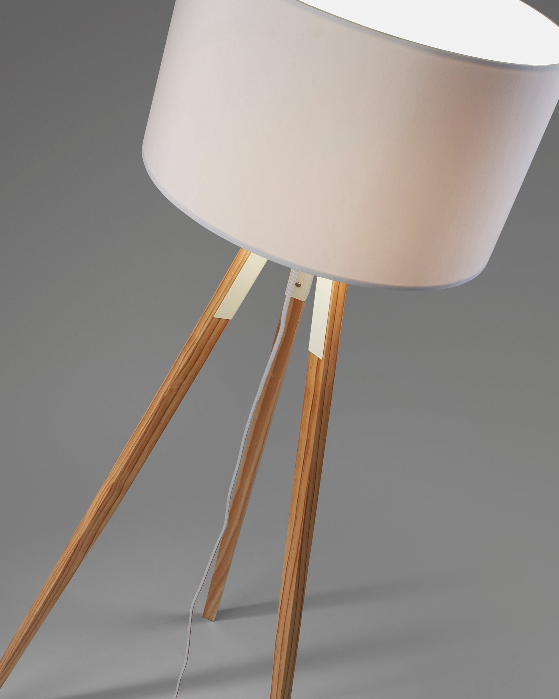 Iguazu floor lamp in solid pine wood - Detail