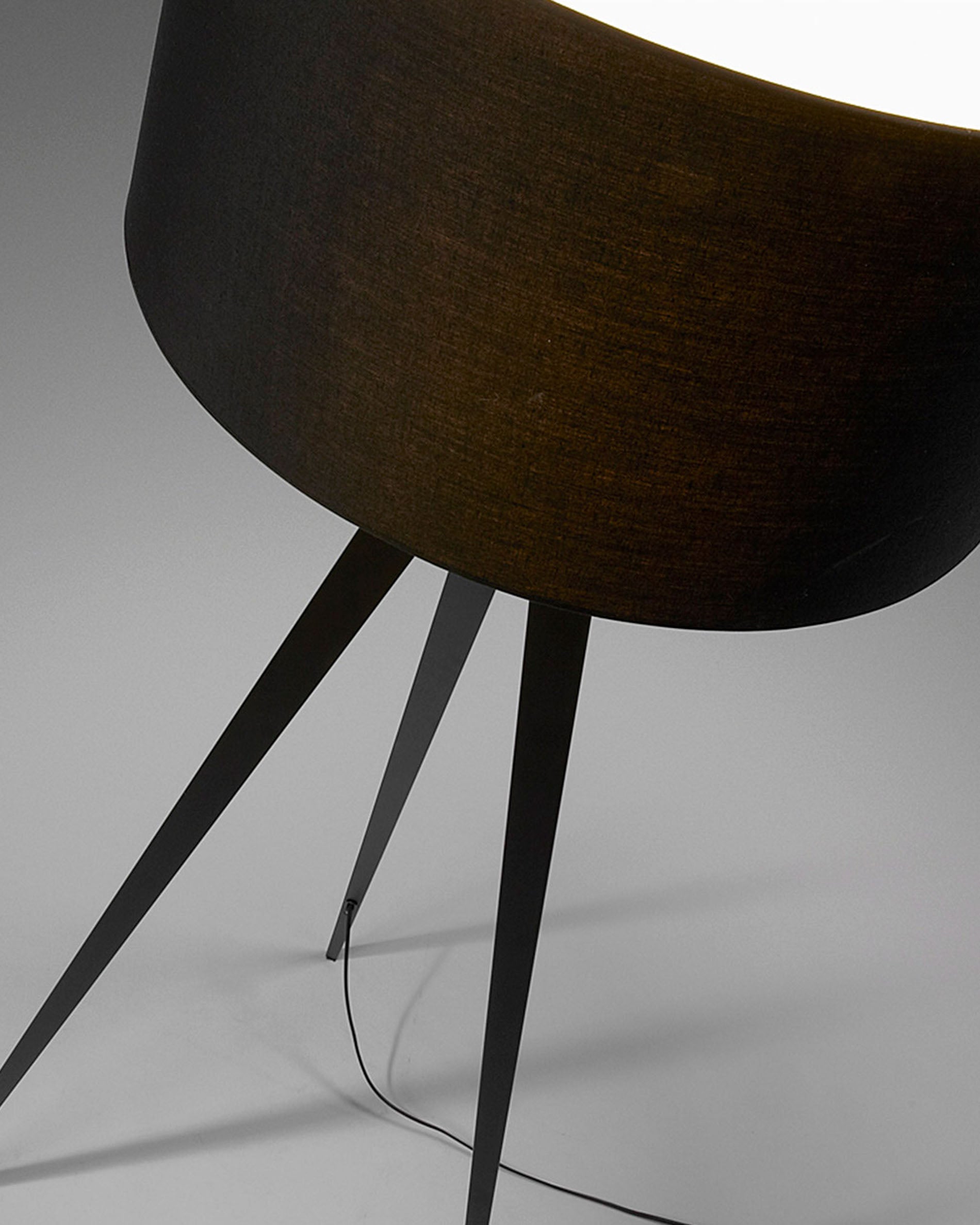 Iguazu floor lamp in steel with black finish - Detail