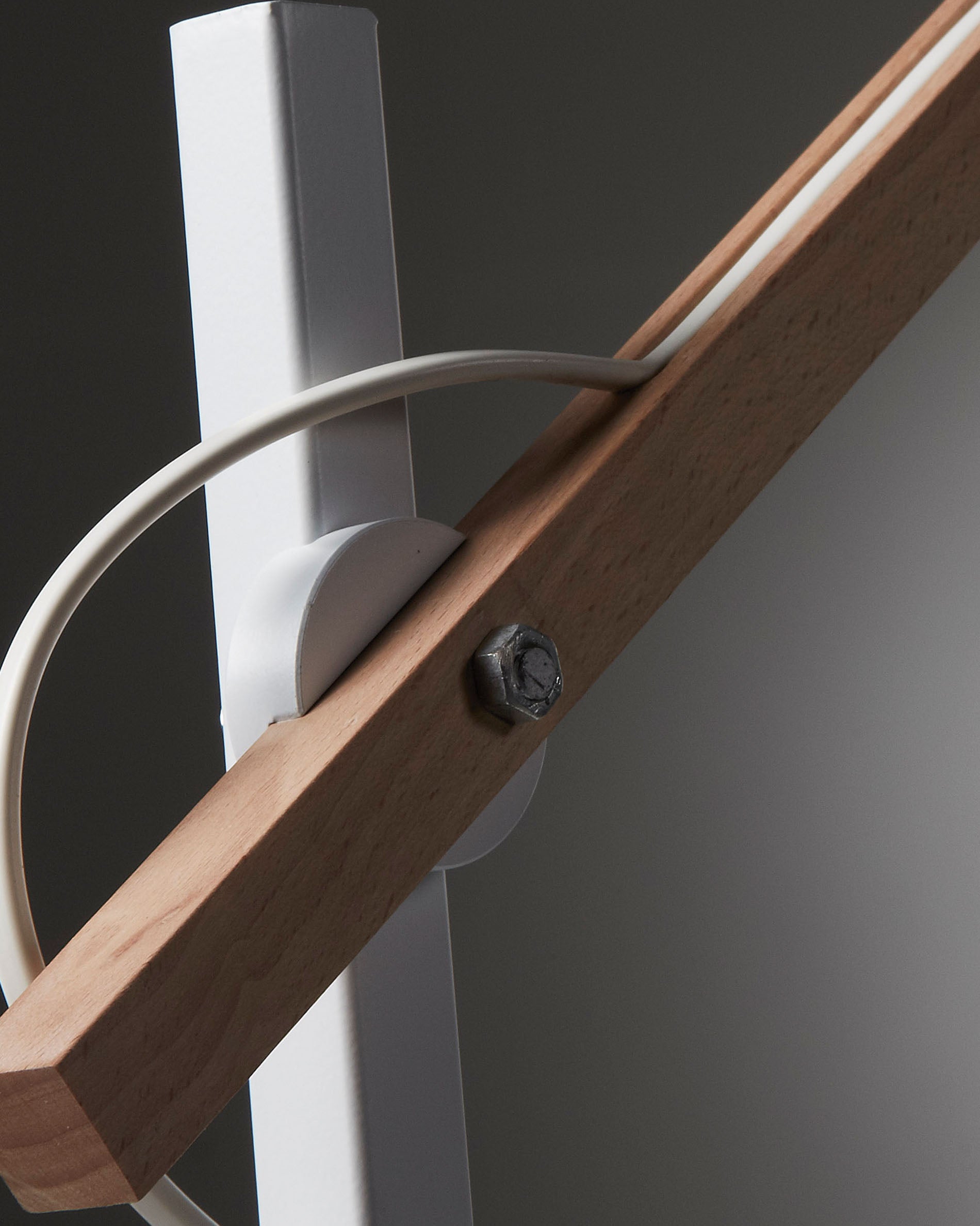 Kosta table lamp made of steel and solid beech wood - Detail