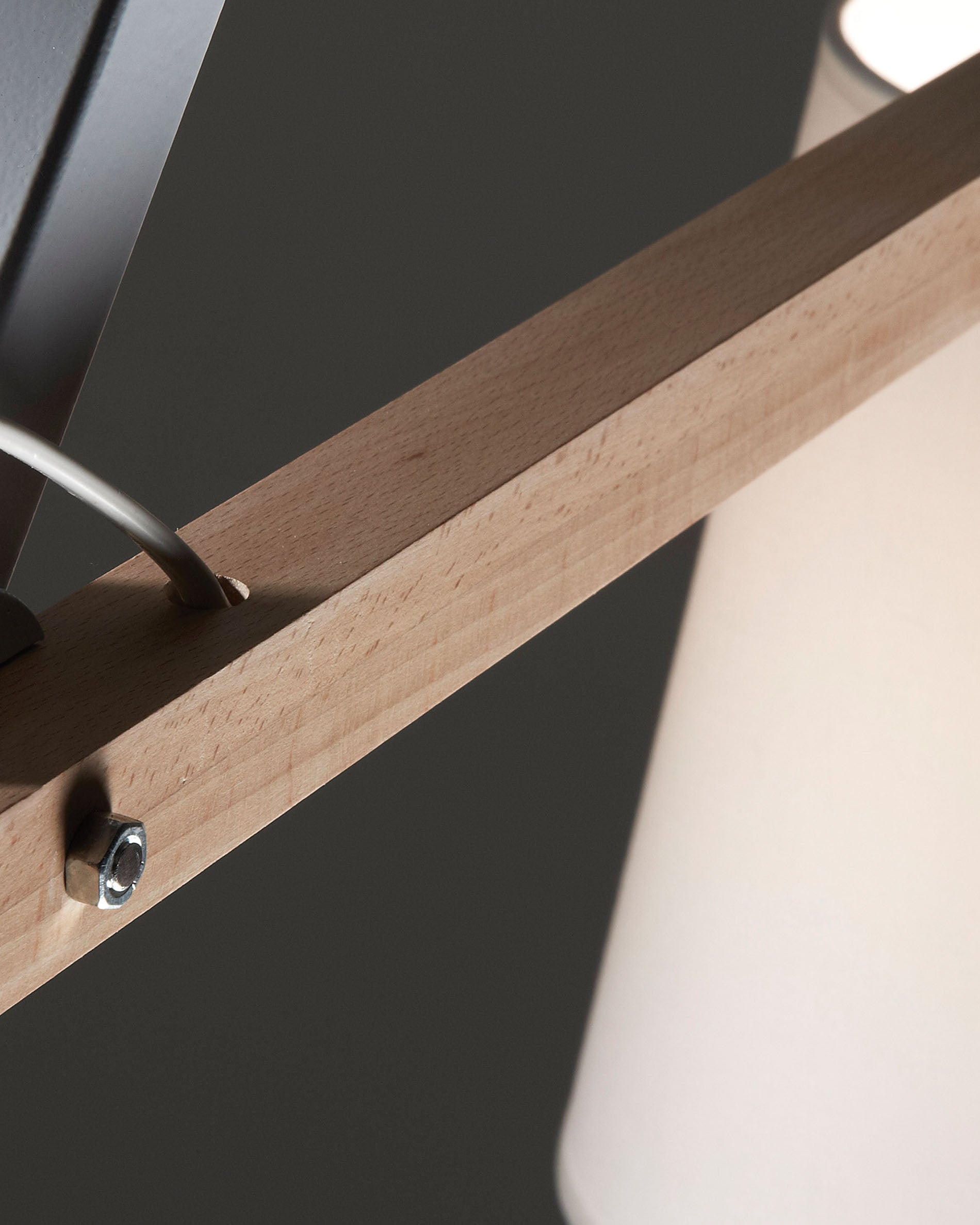 Kosta floor lamp in beech wood and steel with white finish - Detail