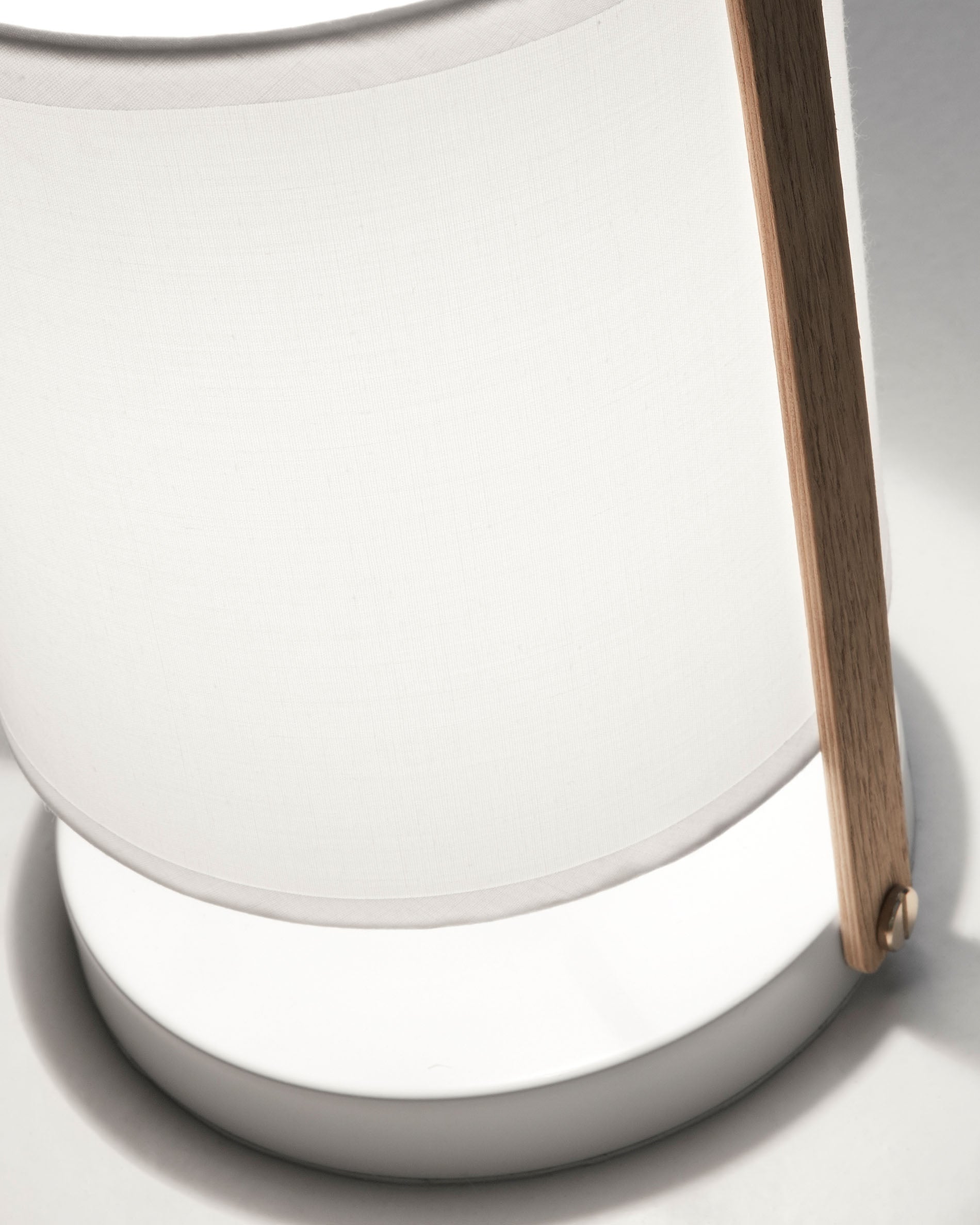 Zayma table lamp in beech wood and white cotton - Detail