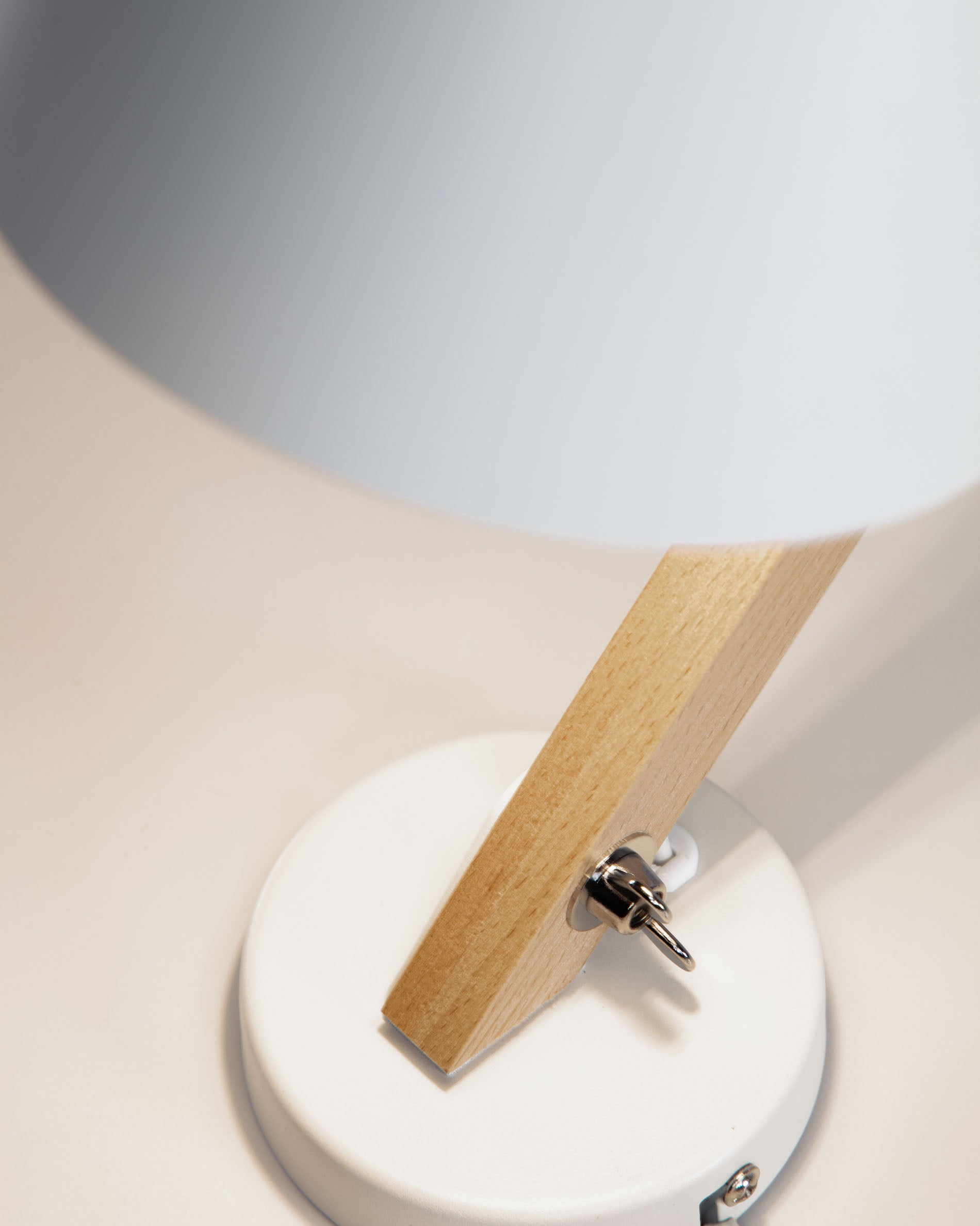 Muse wall light made from beech and steel with a white finish - Detail