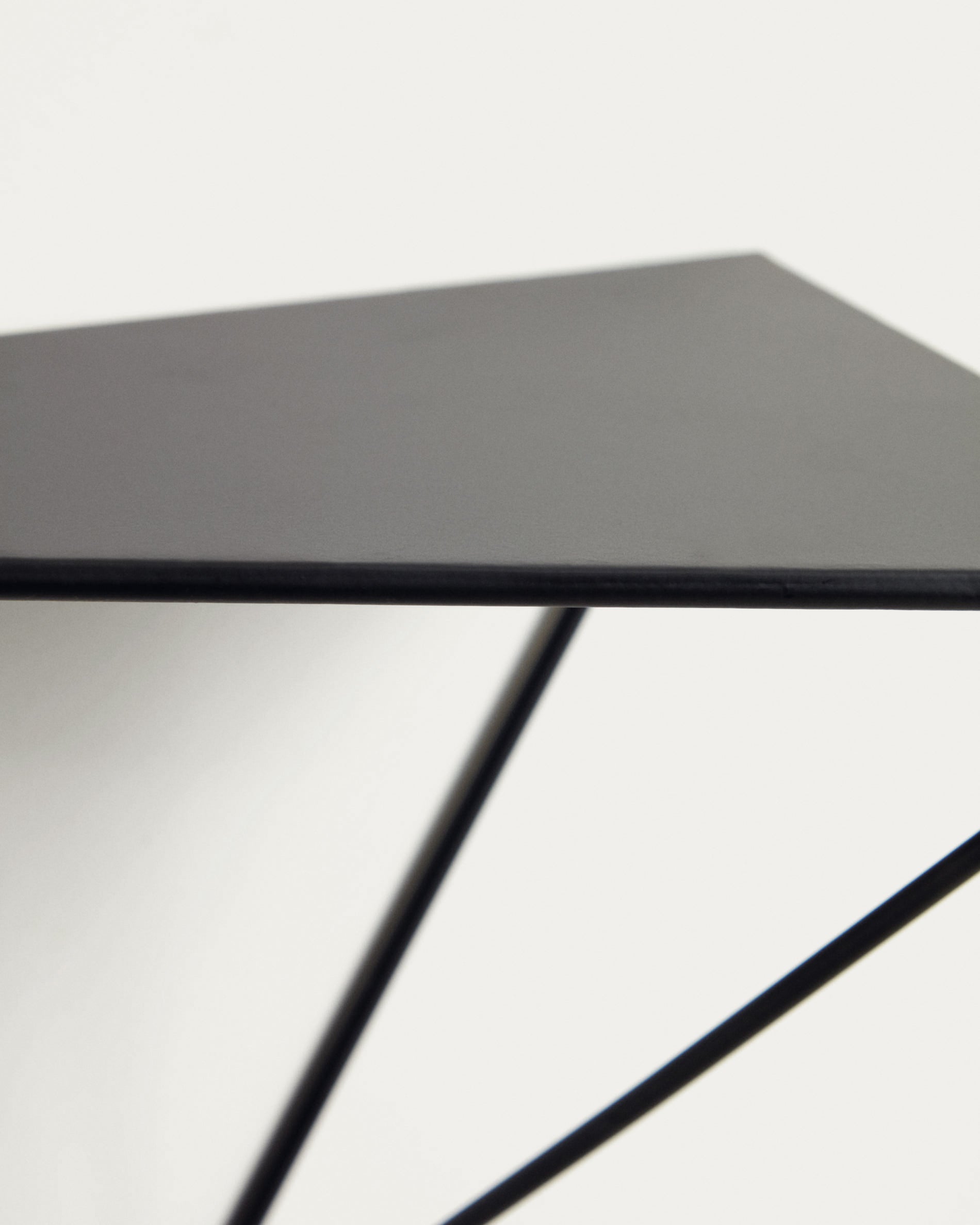 Teg prism shelf in steel with black finish 40 x 20 cm - Detail