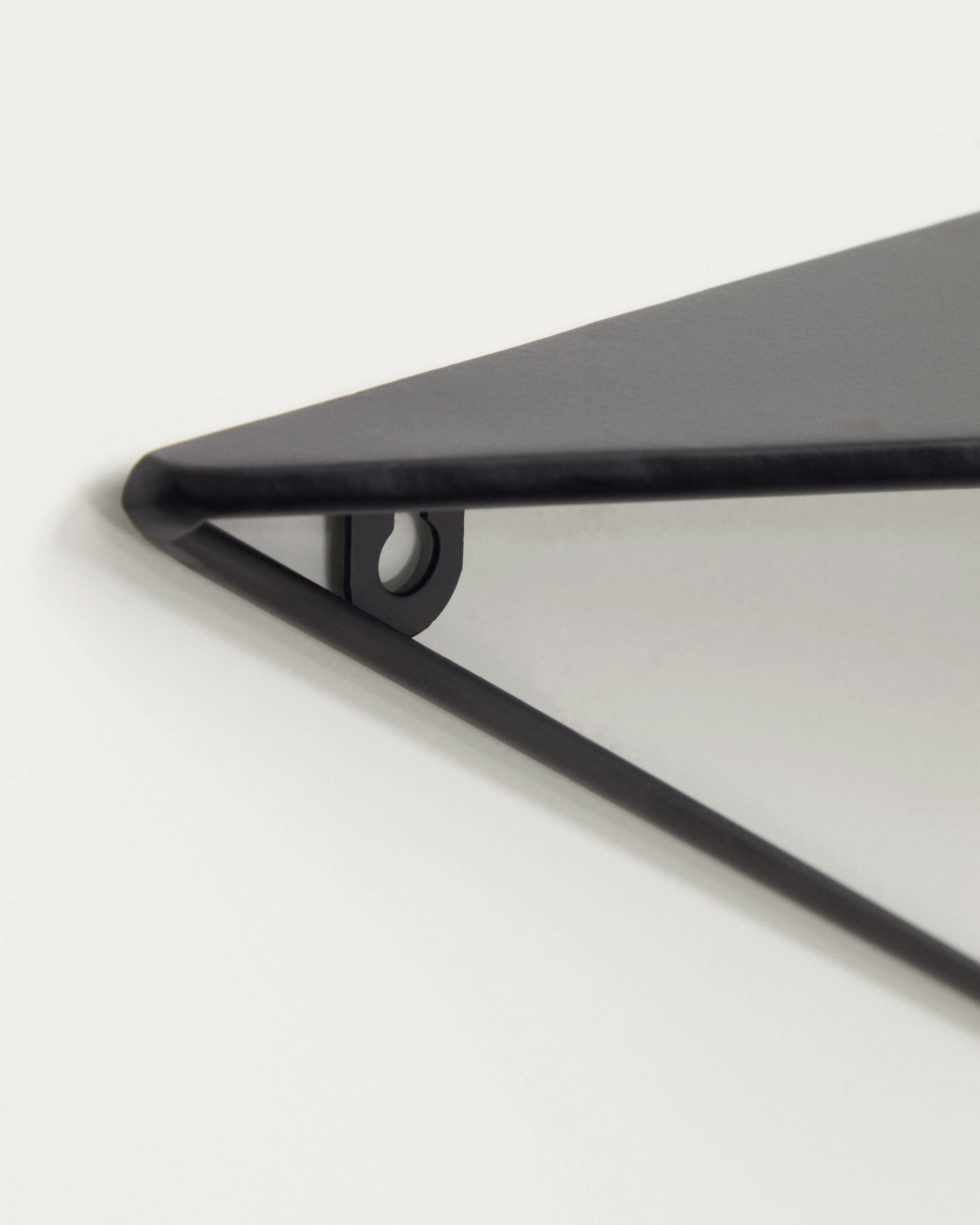 Teg prism shelf in steel with black finish 40 x 20 cm - Detail