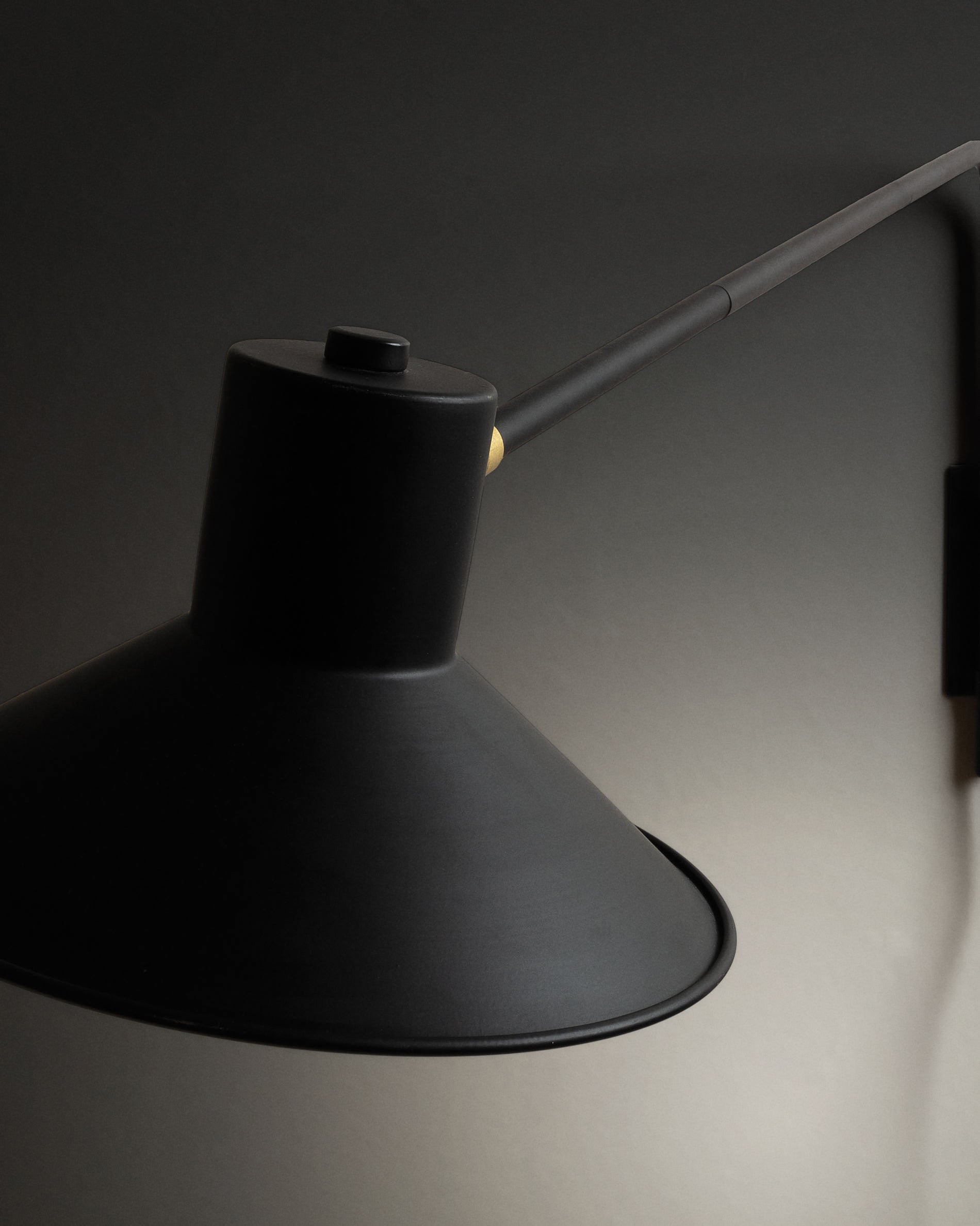 Aria wall light in steel with black finish - Detail