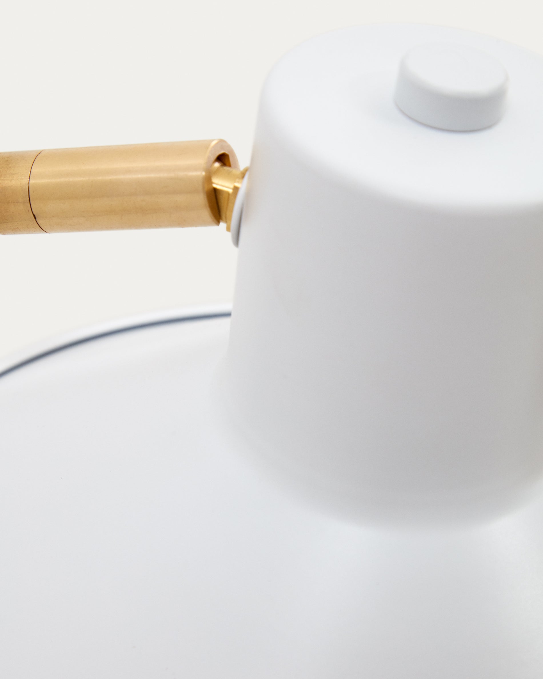 Aria steel wall light with white finish - Detail