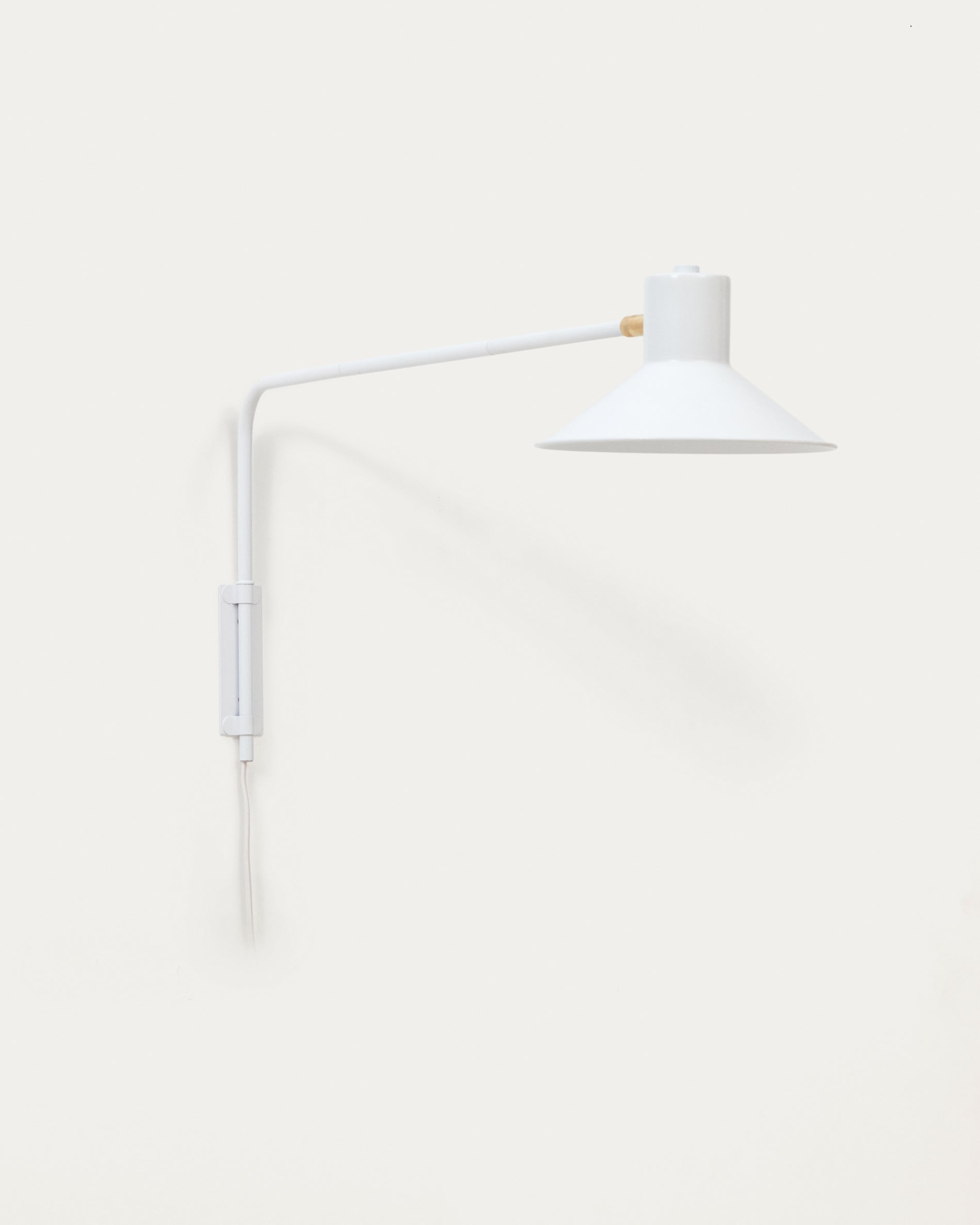 Aria steel wall light with white finish - Product View
