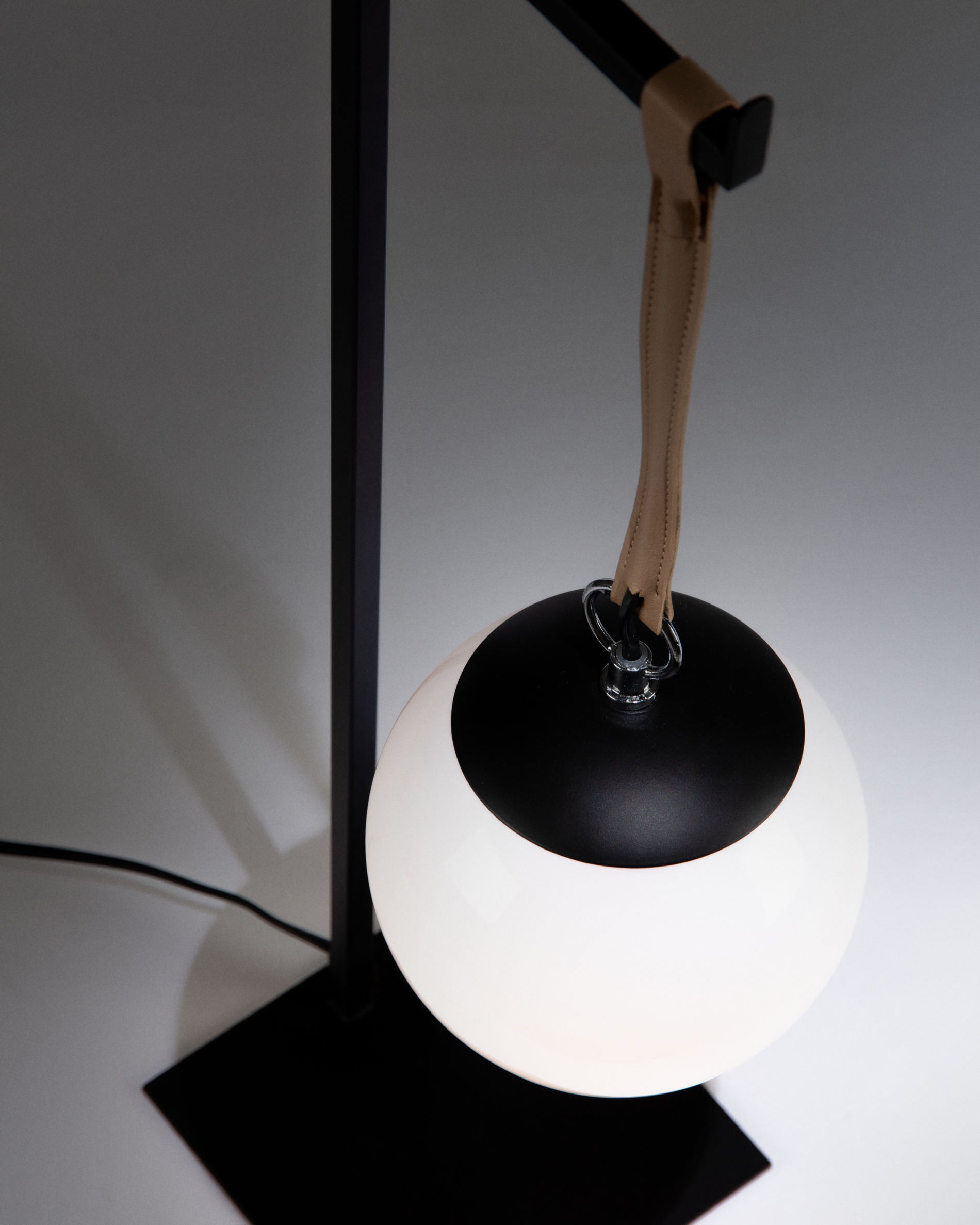 Monteiro steel and leather table lamp - Detail