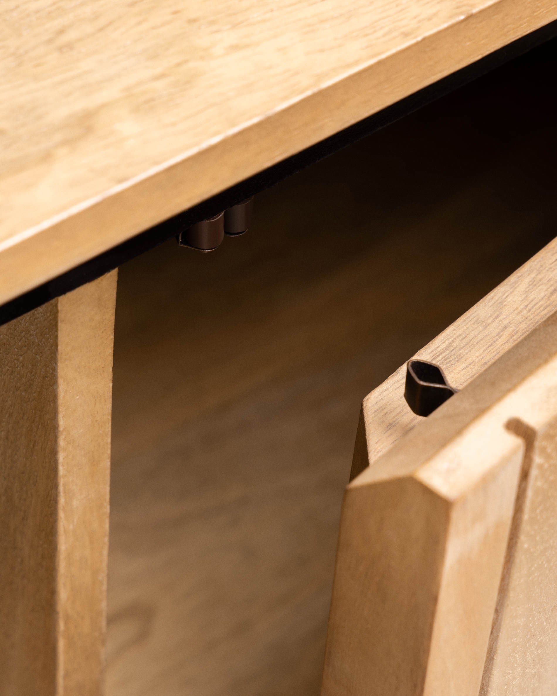 Licia solid mango wood sideboard with 4 doors and black finish metal, 170 x 80 cm - Detail