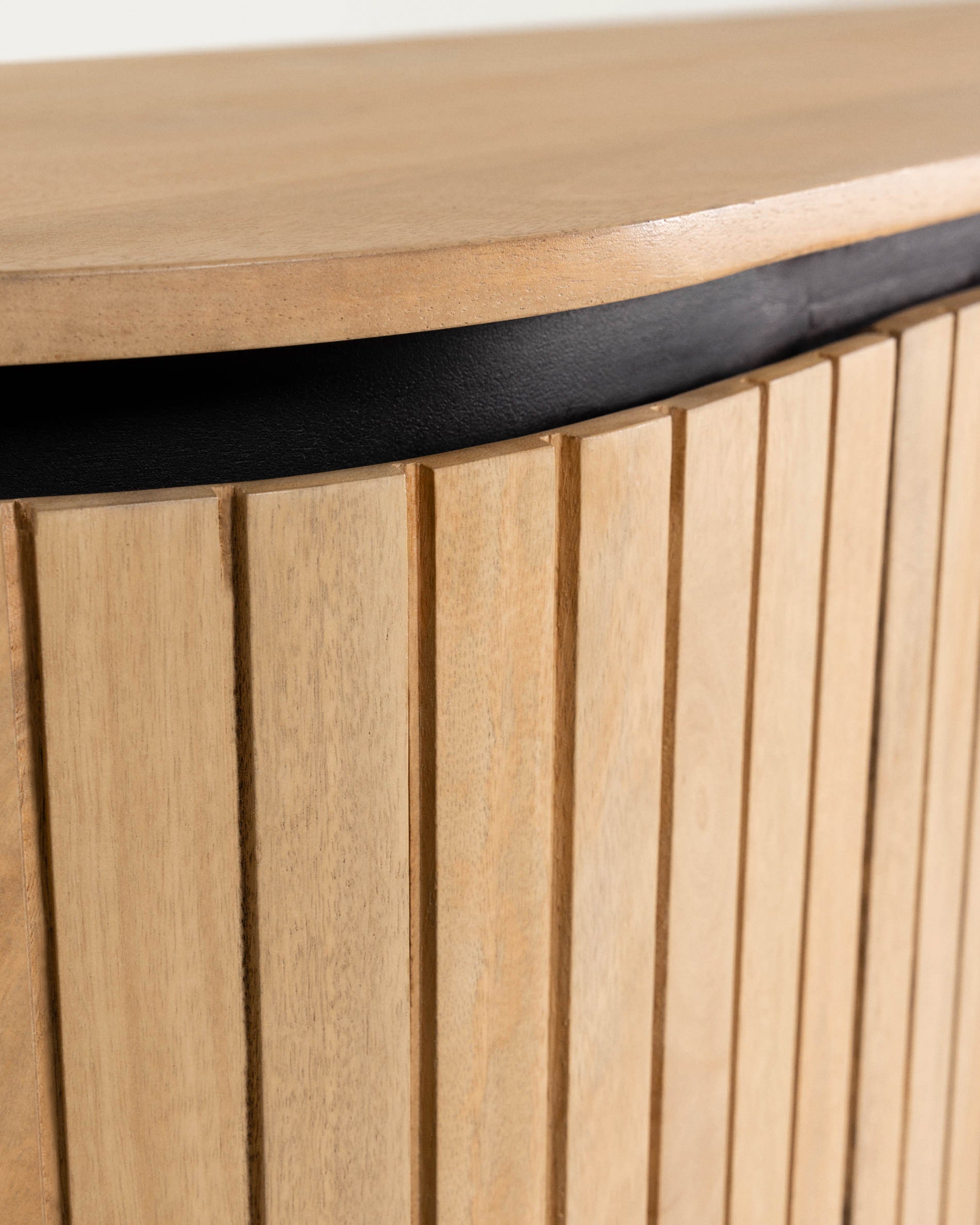 Licia solid mango wood sideboard with 4 doors and black finish metal, 170 x 80 cm - Detail