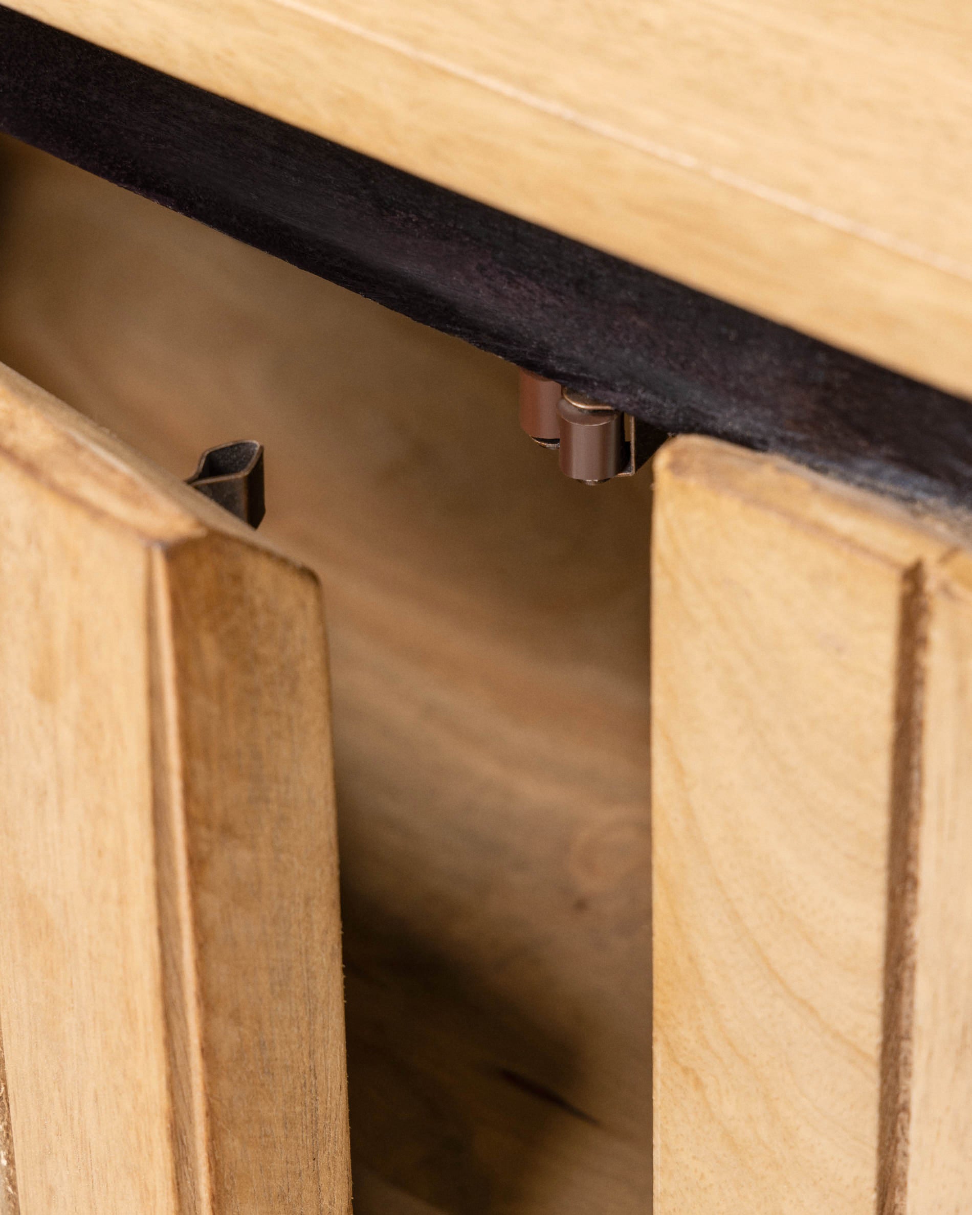 Licia solid mango wood TV stand with 2 doors and black finish metal, 160 x 56 cm - Detail