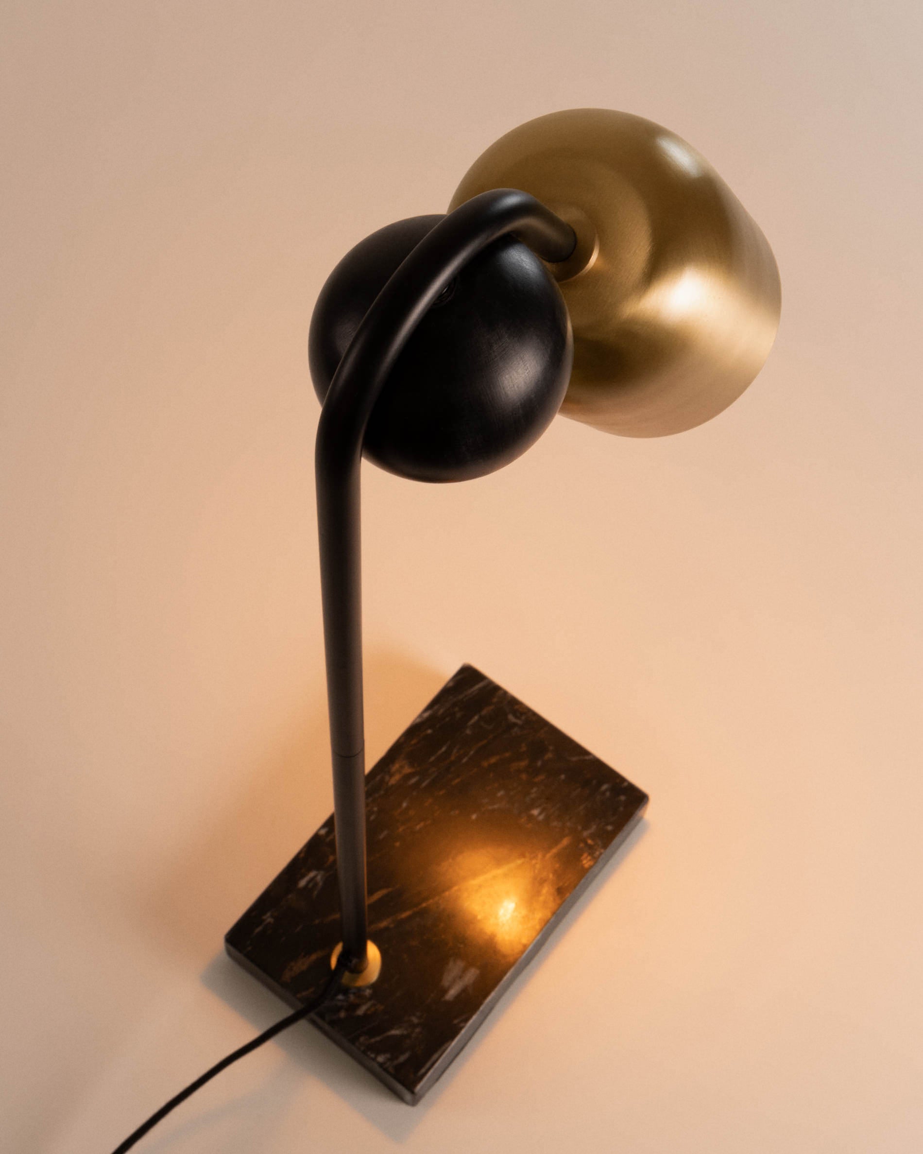 Natsumi table lamp in metal, wood and marble - Detail