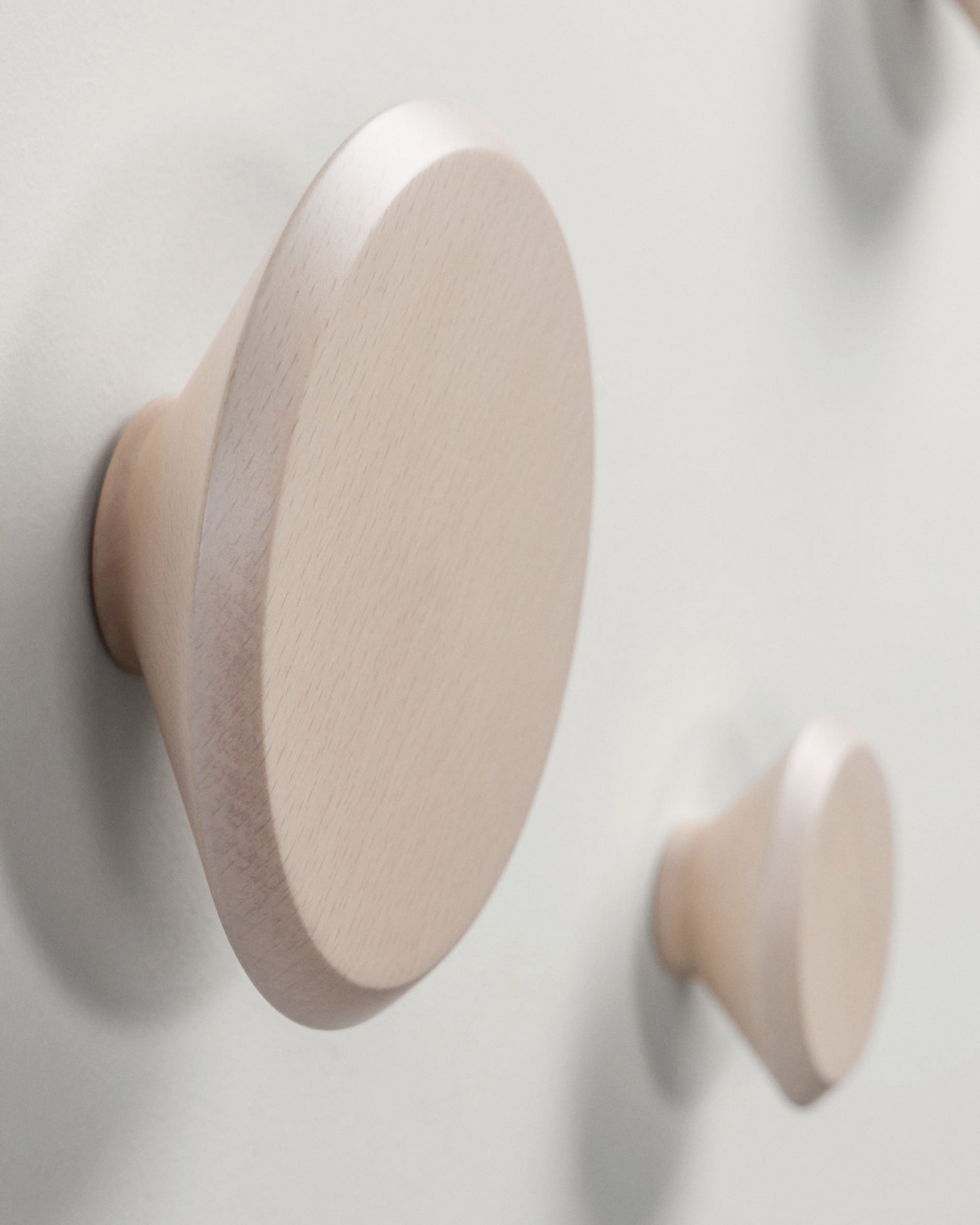 Set of 3 Nadua hangers in solid wood with a natural beech finish. - Detail