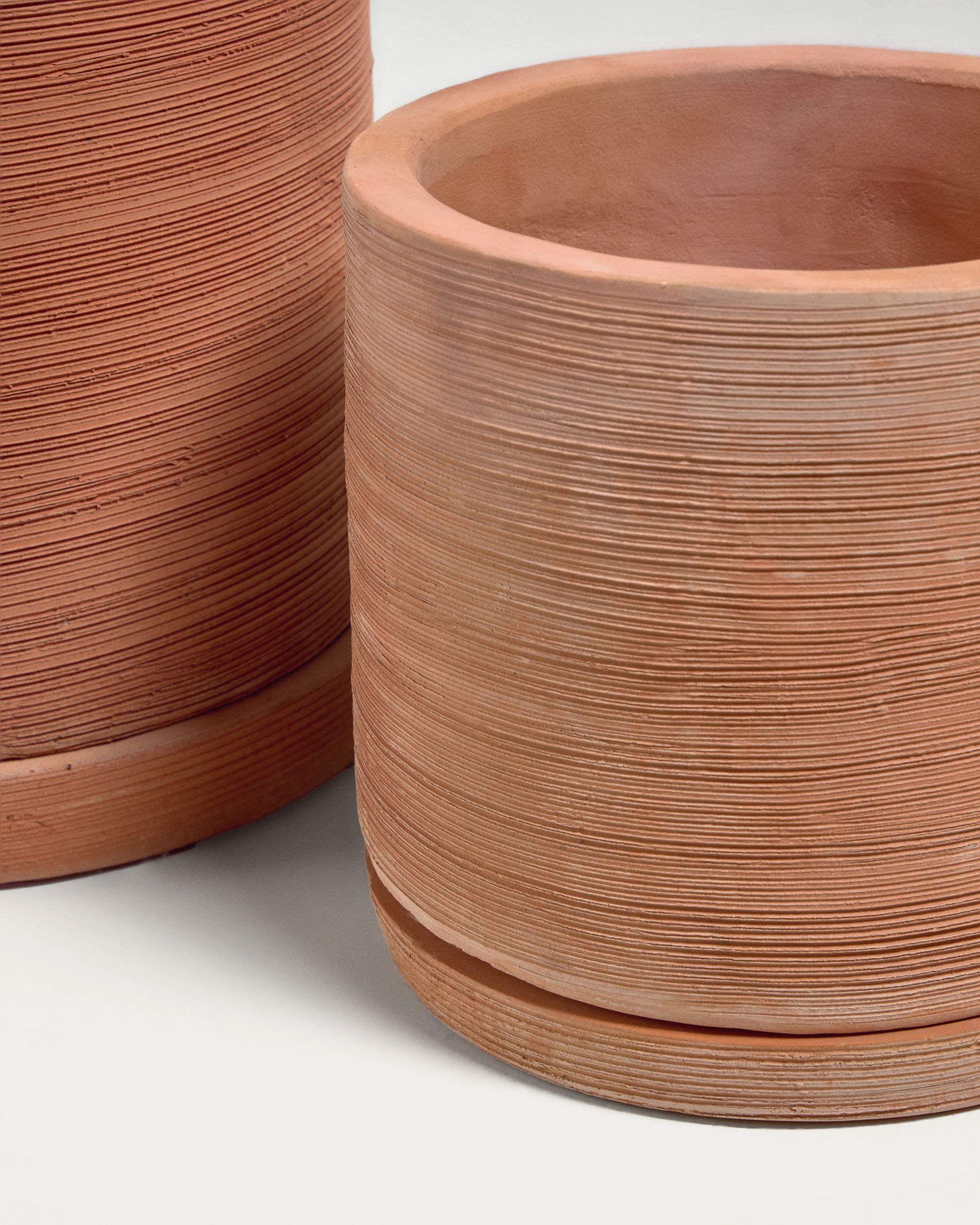 Karlina set of 2 terracotta plant pots with dishes, Ø 33 cm / Ø 24 cm - Detail