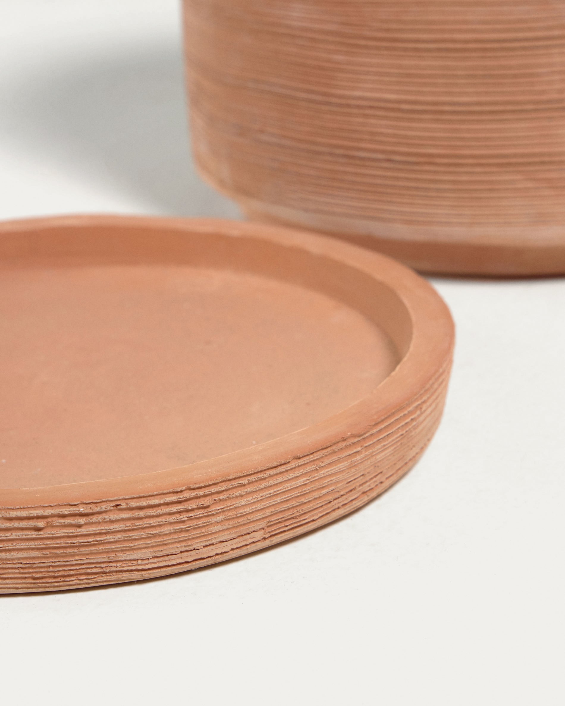 Karlina set of 2 terracotta plant pots with dishes, Ø 33 cm / Ø 24 cm - Detail