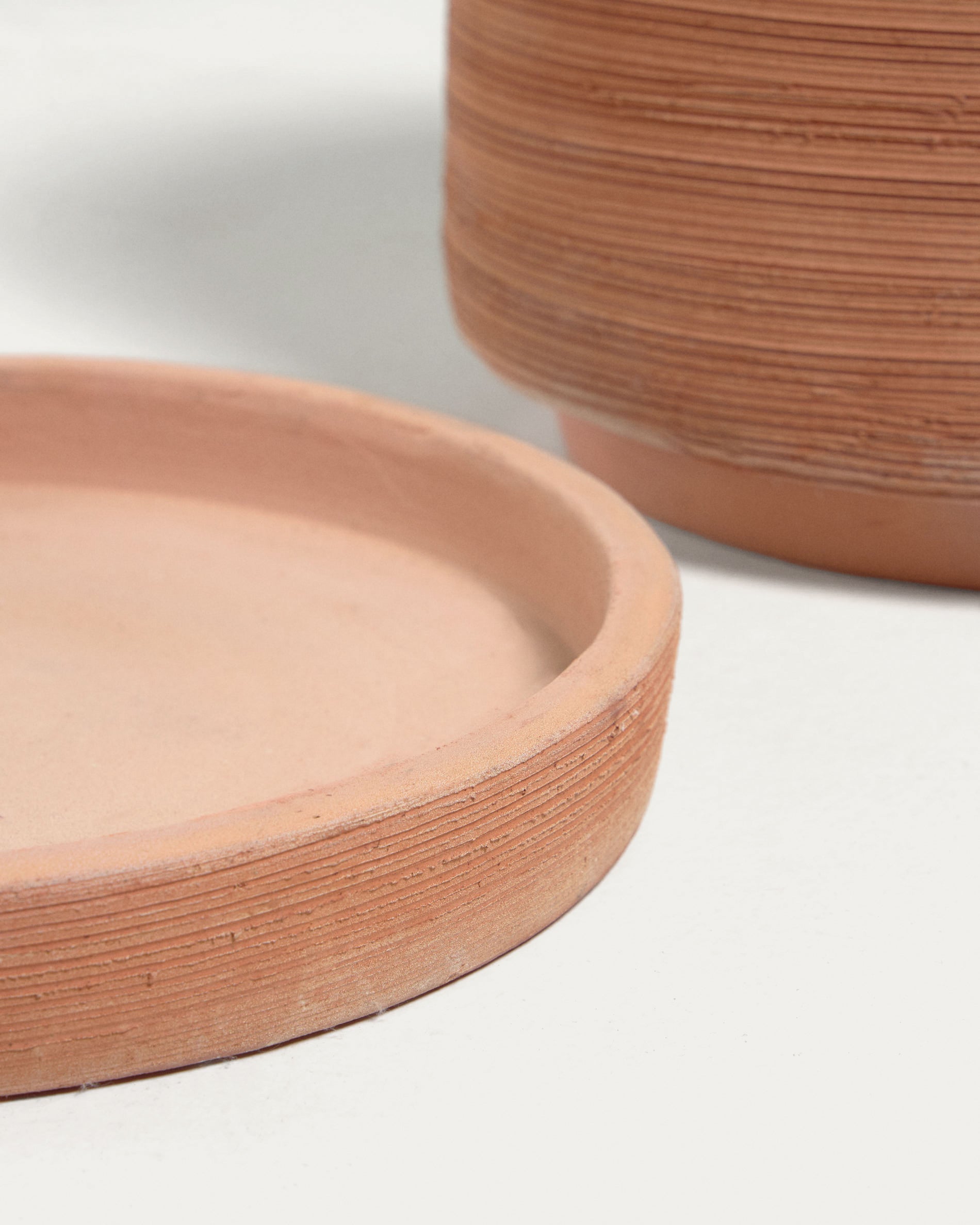 Karlina set of 2 terracotta plant pots with dishes, Ø 33 cm / Ø 24 cm - Detail