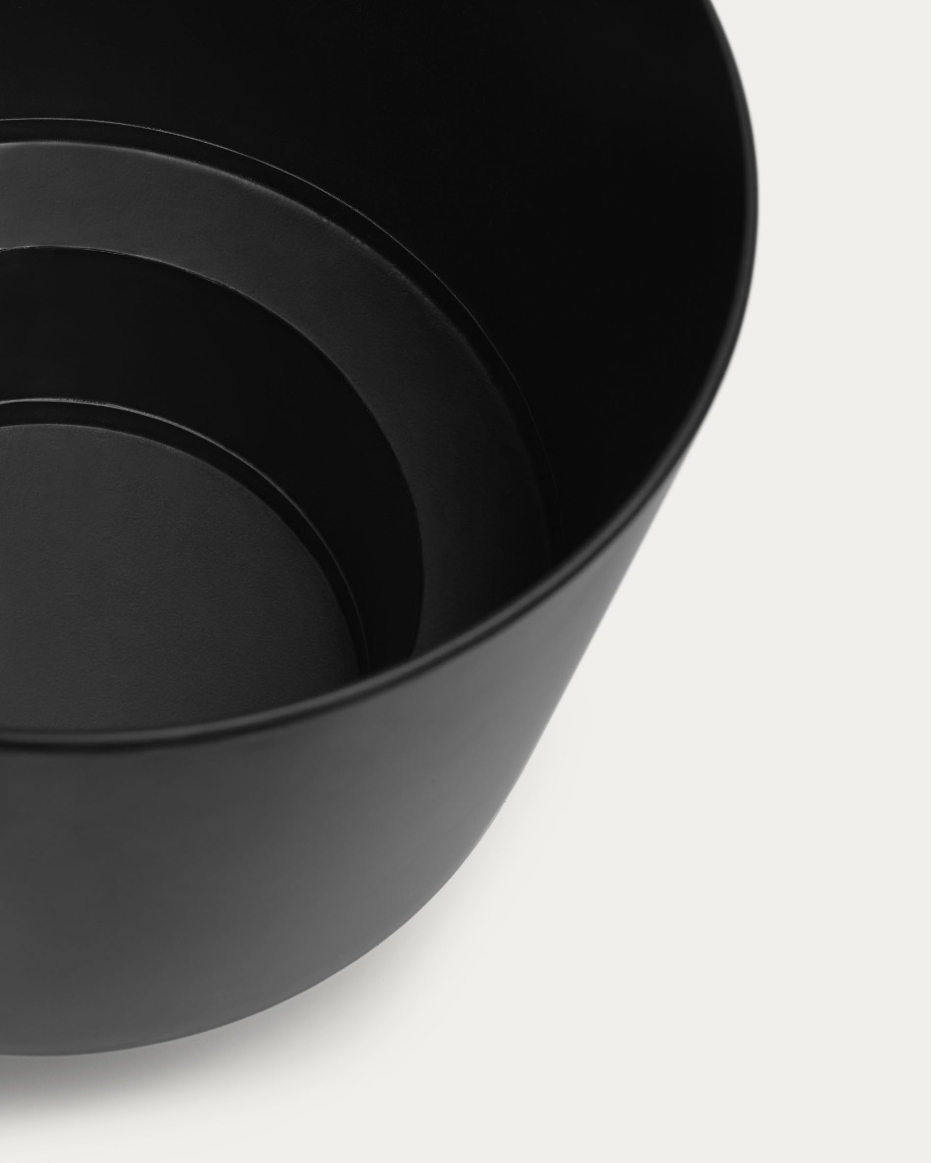 Mash black metal planter Ø 28 cm - Detail