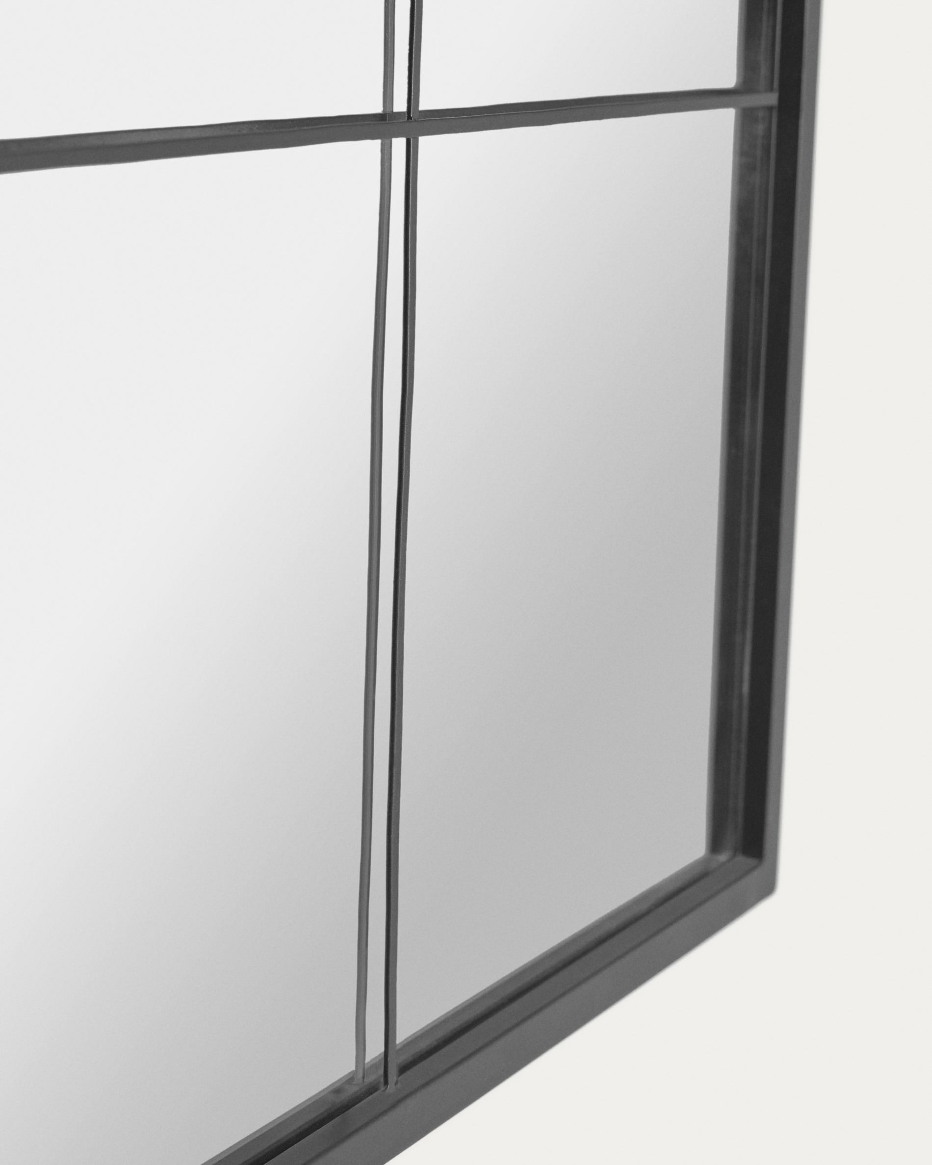Ulrica black metal wall mirror 80 x 80 cm - Detail