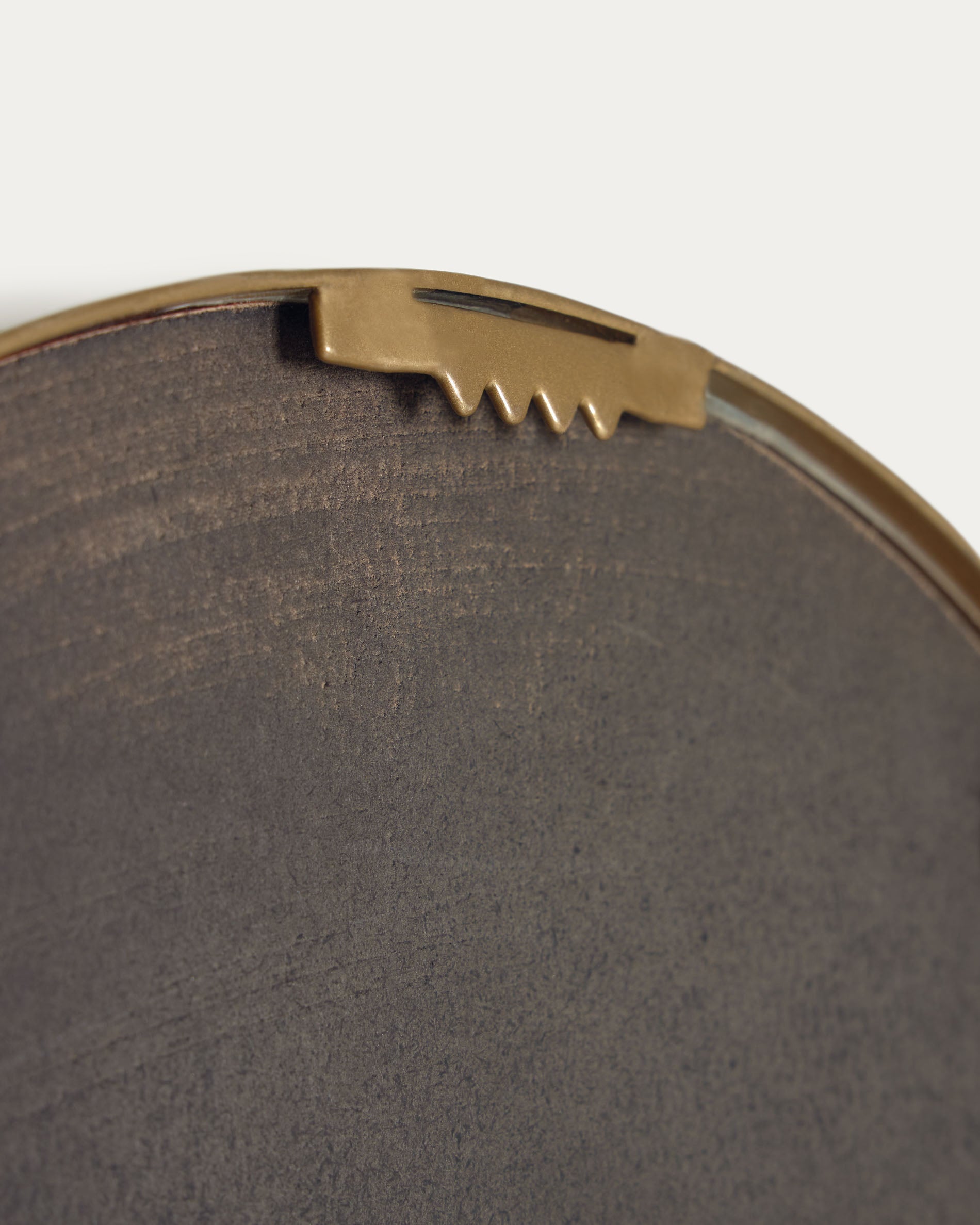 Tiare gold metal wall mirror 31 x 61,5 cm - Detail