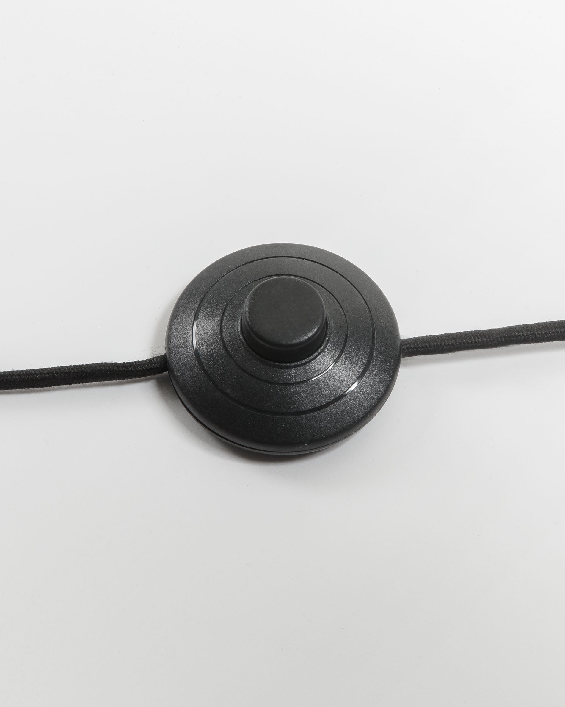 Ikia floor lamp in steel with black finish - Detail