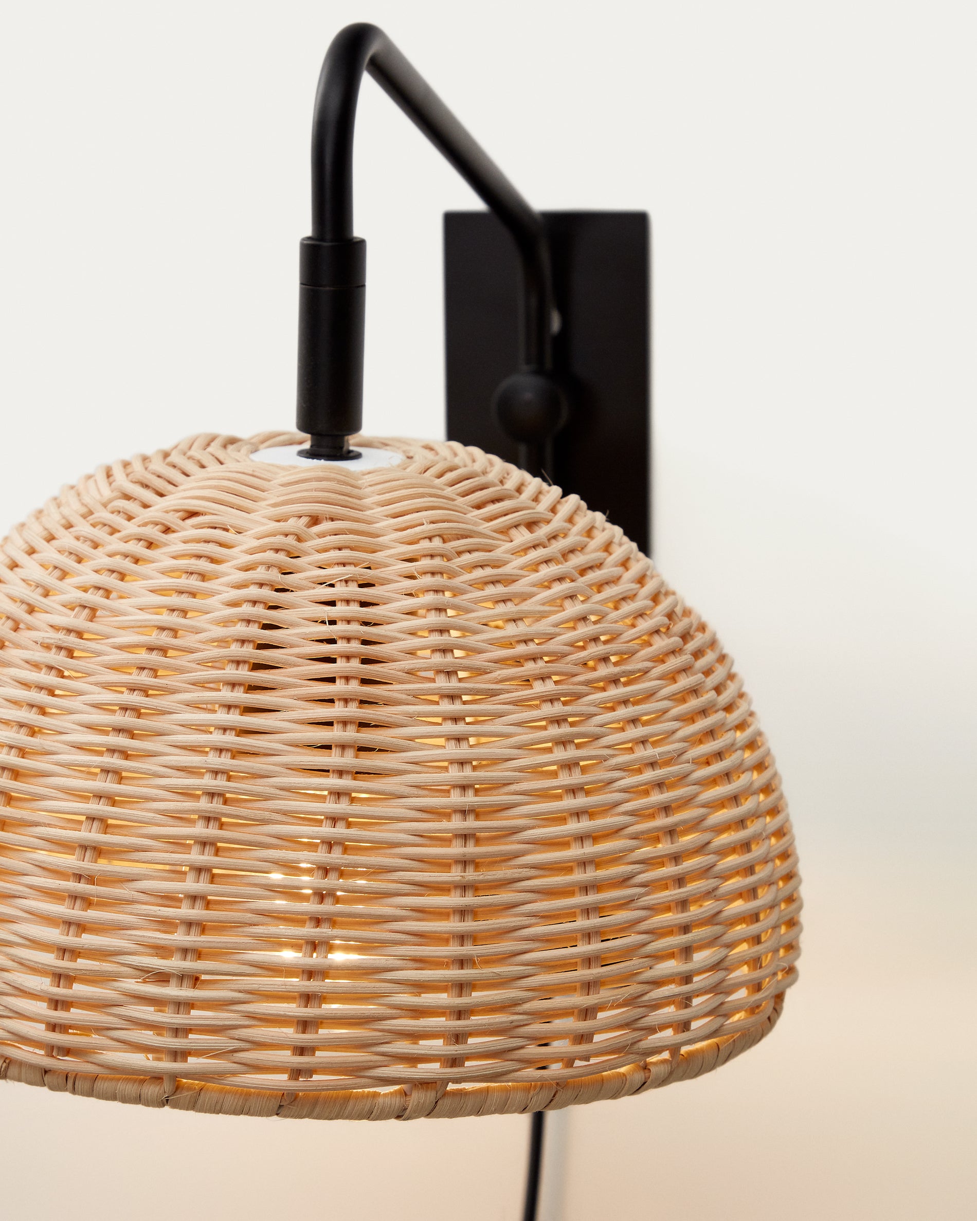 Damila wall light in rattan and black metal - Detail