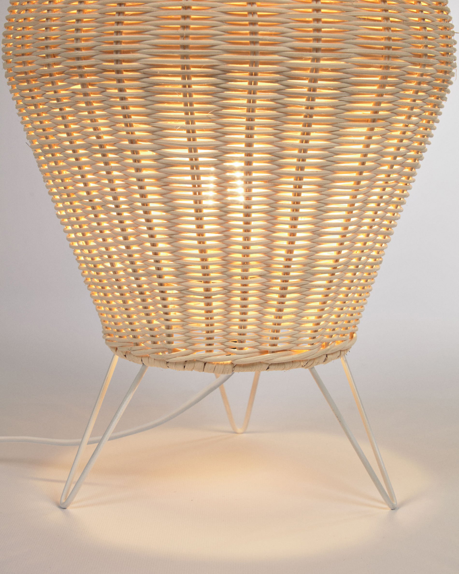 Large Kamaria floor lamp in rattan with natural finish - Detail