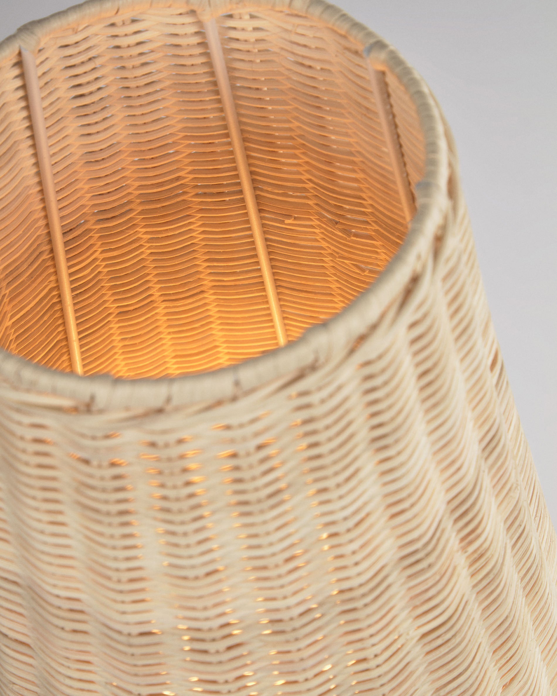 Large Kamaria floor lamp in rattan with natural finish - Detail