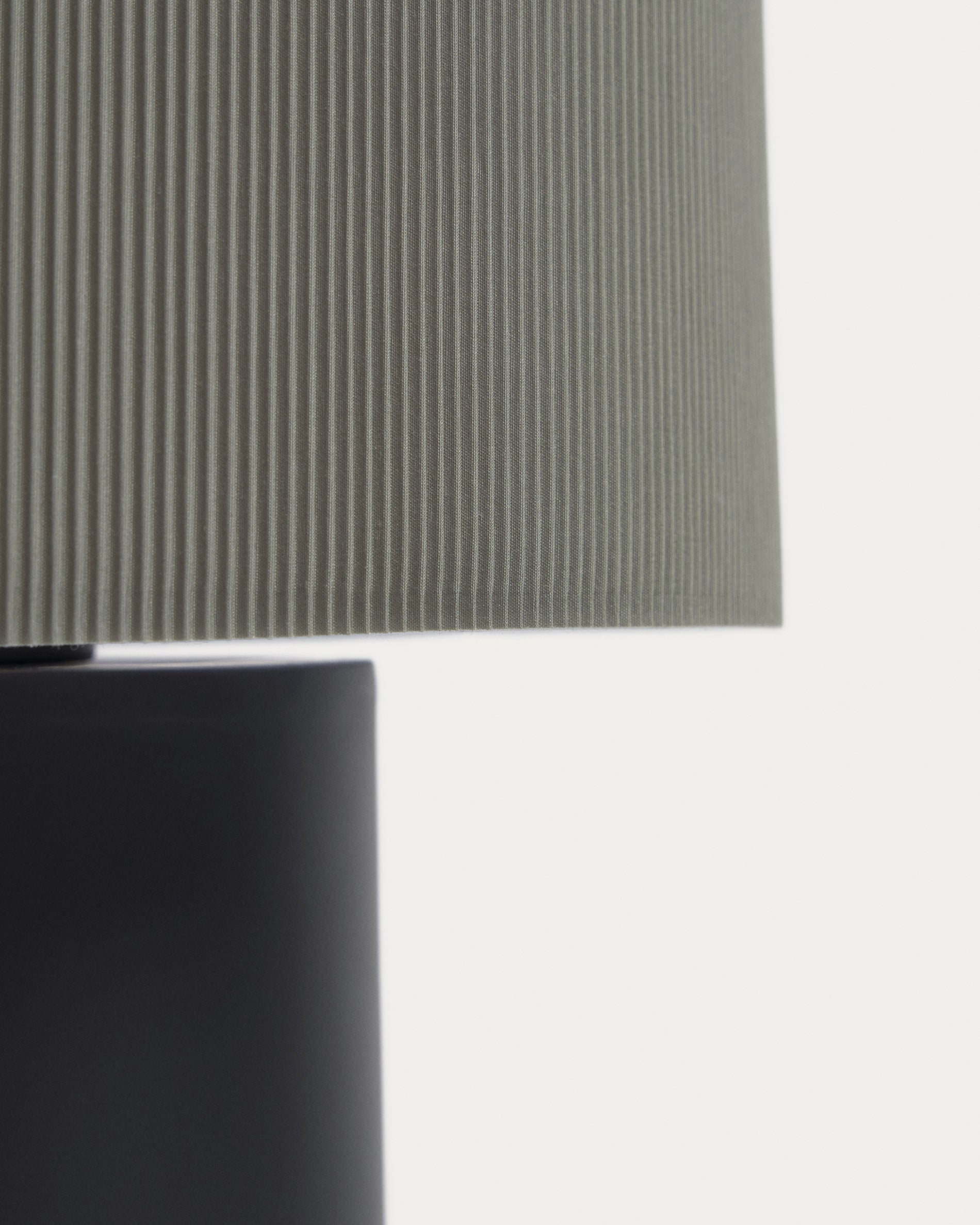 Domicina table lamp in metal with black and grey finish - Detail