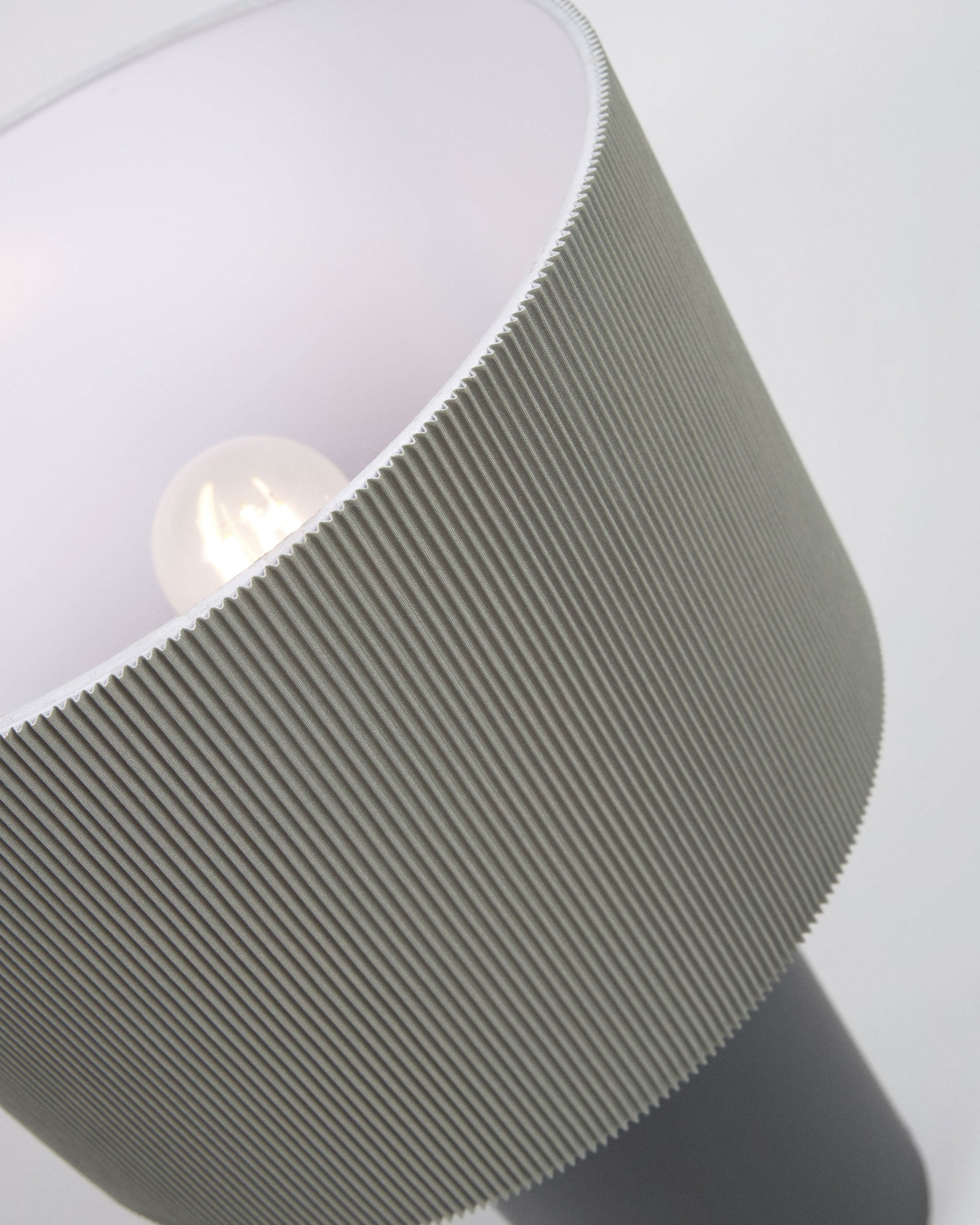 Domicina table lamp in metal with black and grey finish - Detail