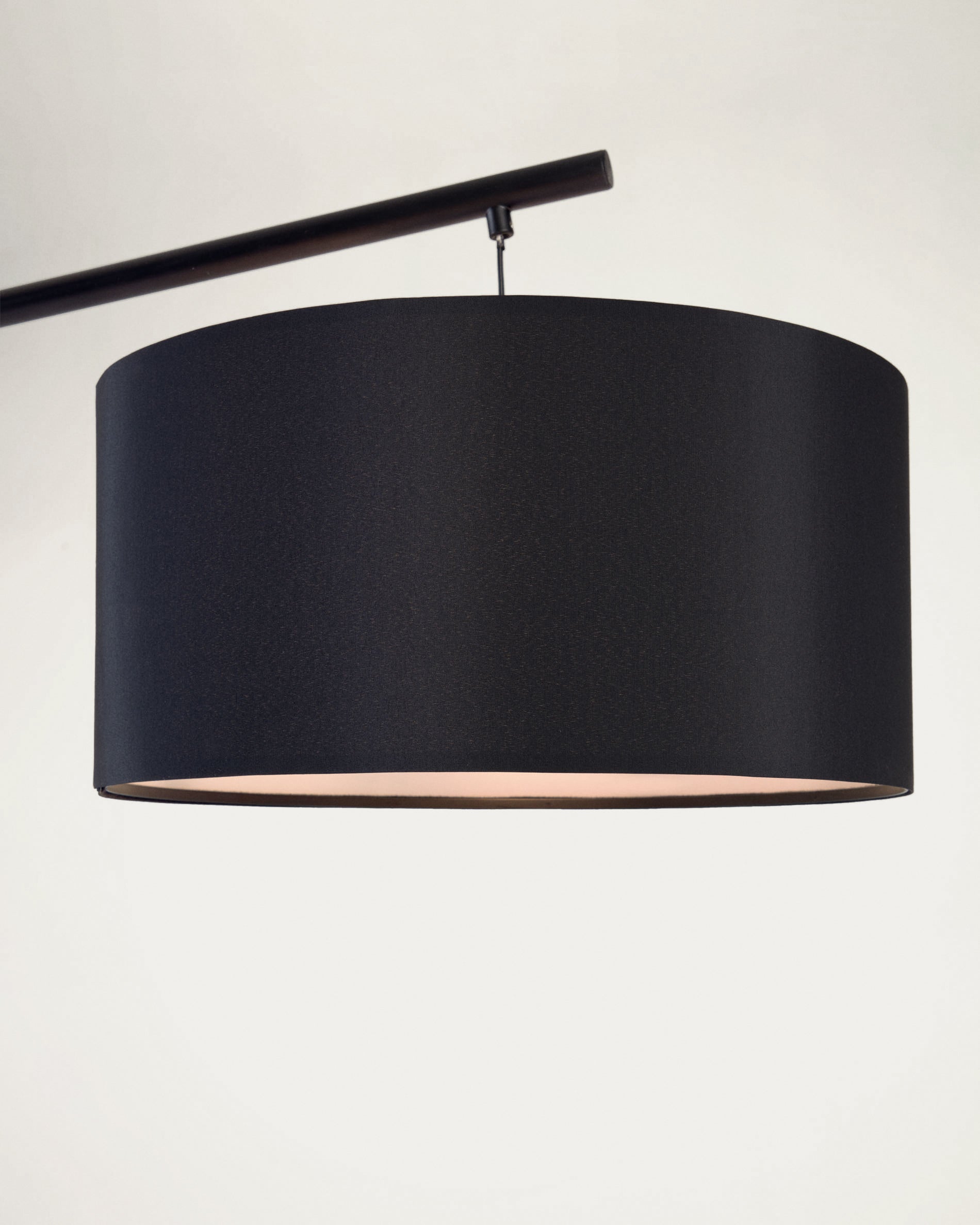 Ciana floor lamp in black finished metal with a cotton lampshade - Detail