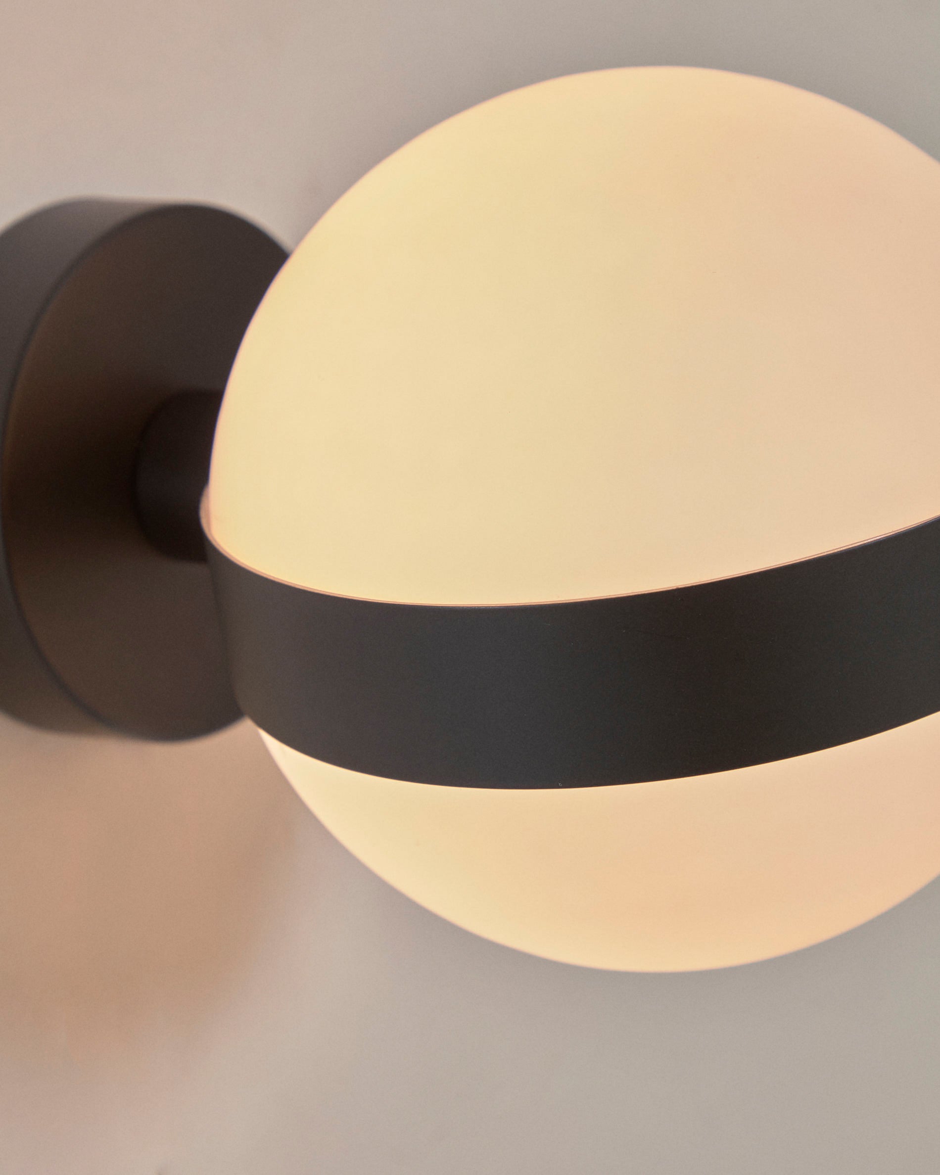 Anasol metal wall sconce with black finish - Detail