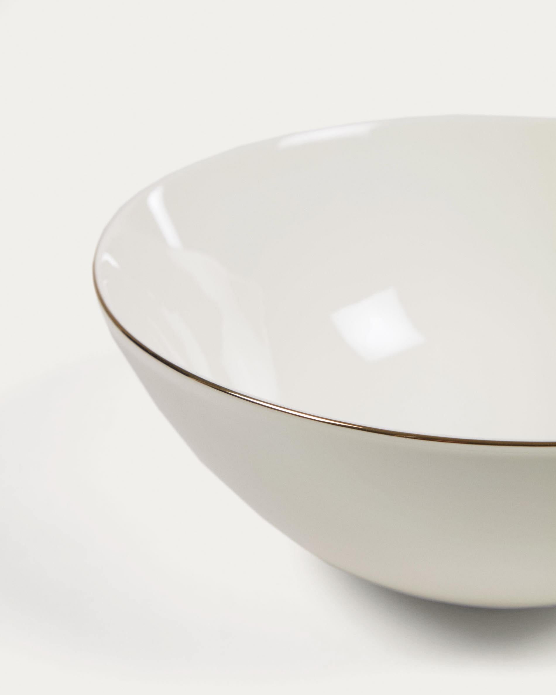 Taisia large porcelain bowl in white - Detail