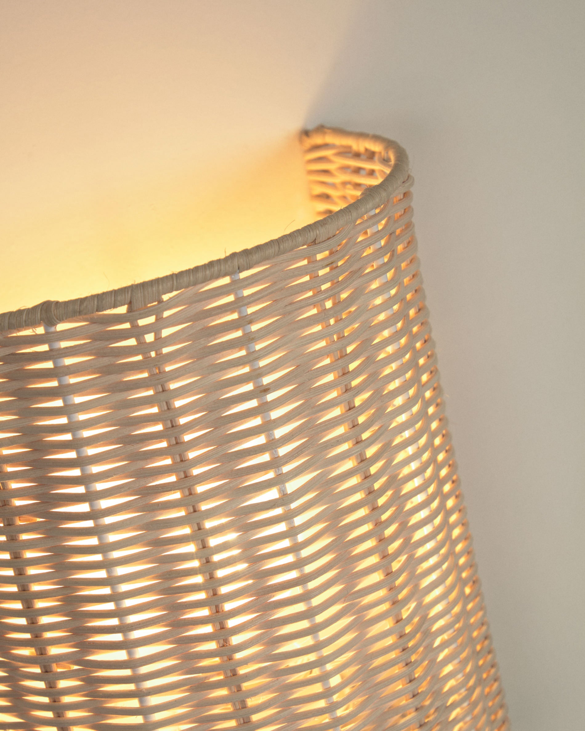 Kimjit wall light in rattan with natural finish - Detail