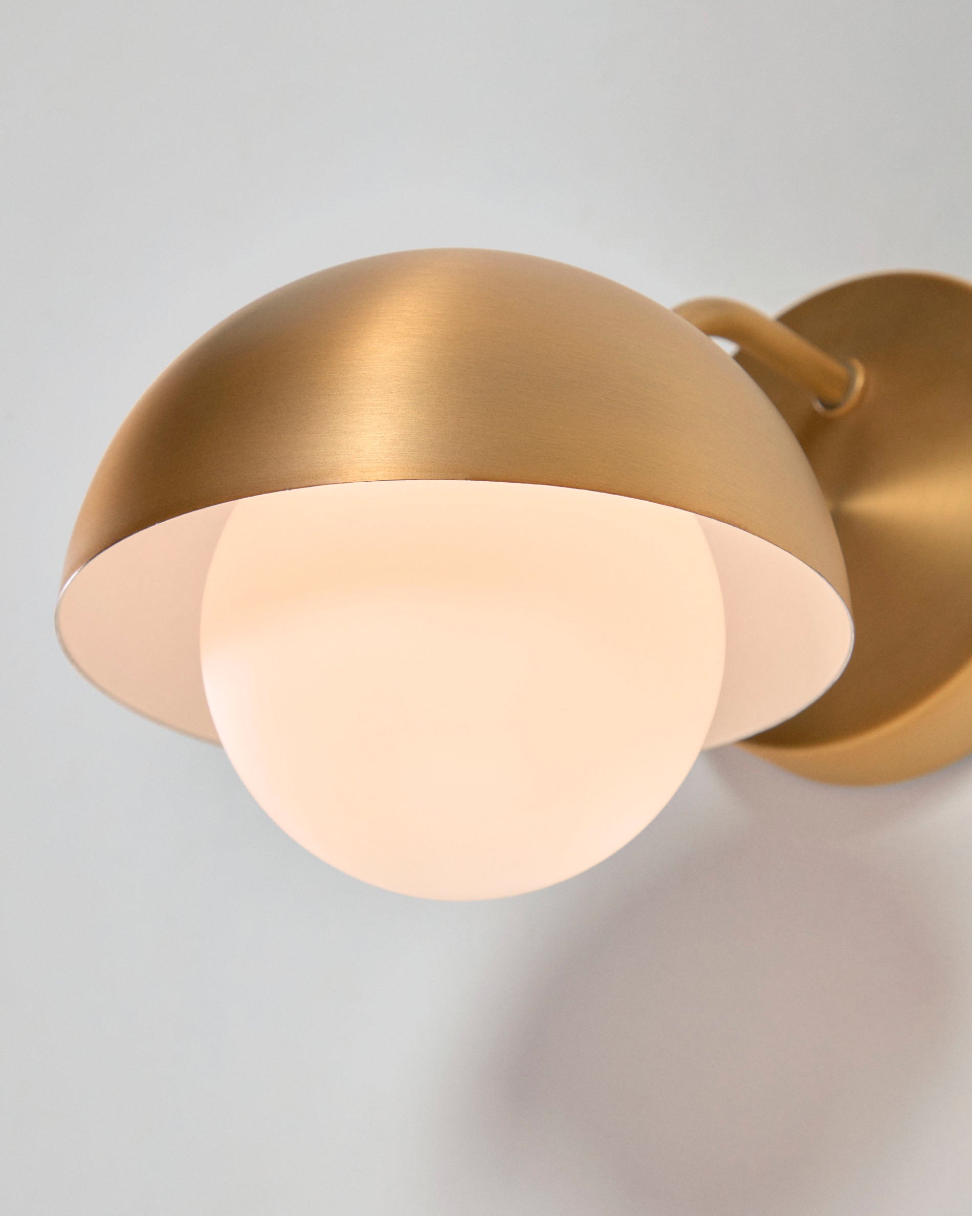 Lonela wall lamp in metal with brass finish - Detail