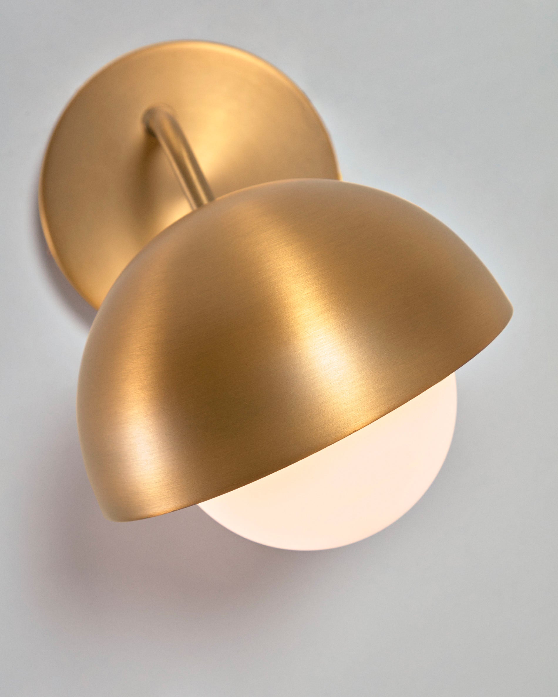 Lonela wall lamp in metal with brass finish - Detail
