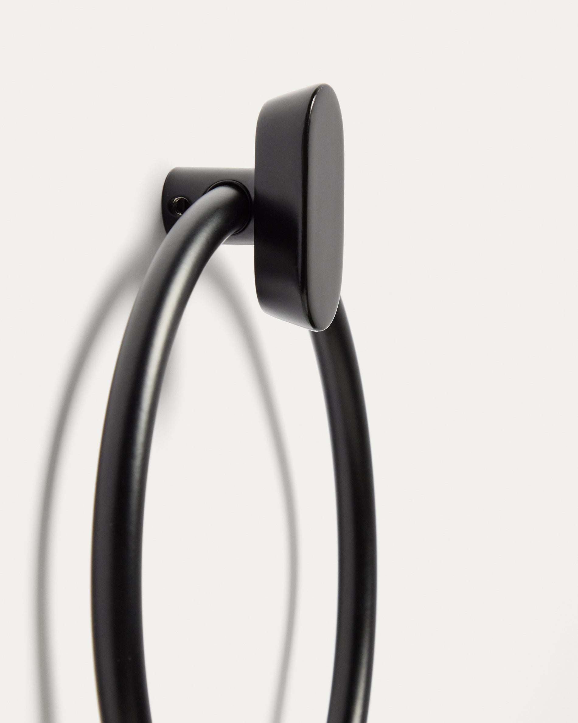 Black metal Arely towel ring - Detail