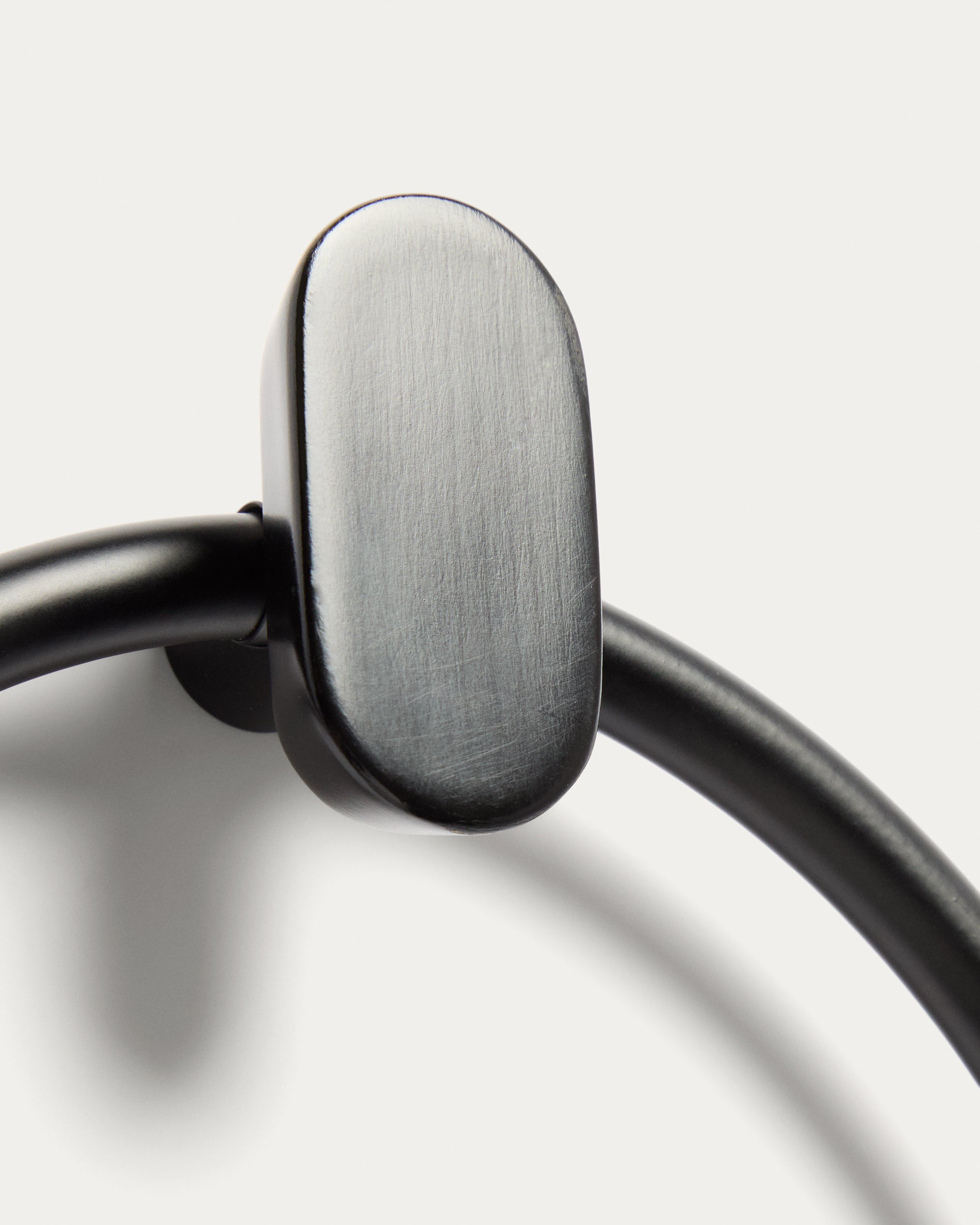 Black metal Arely towel ring - Detail