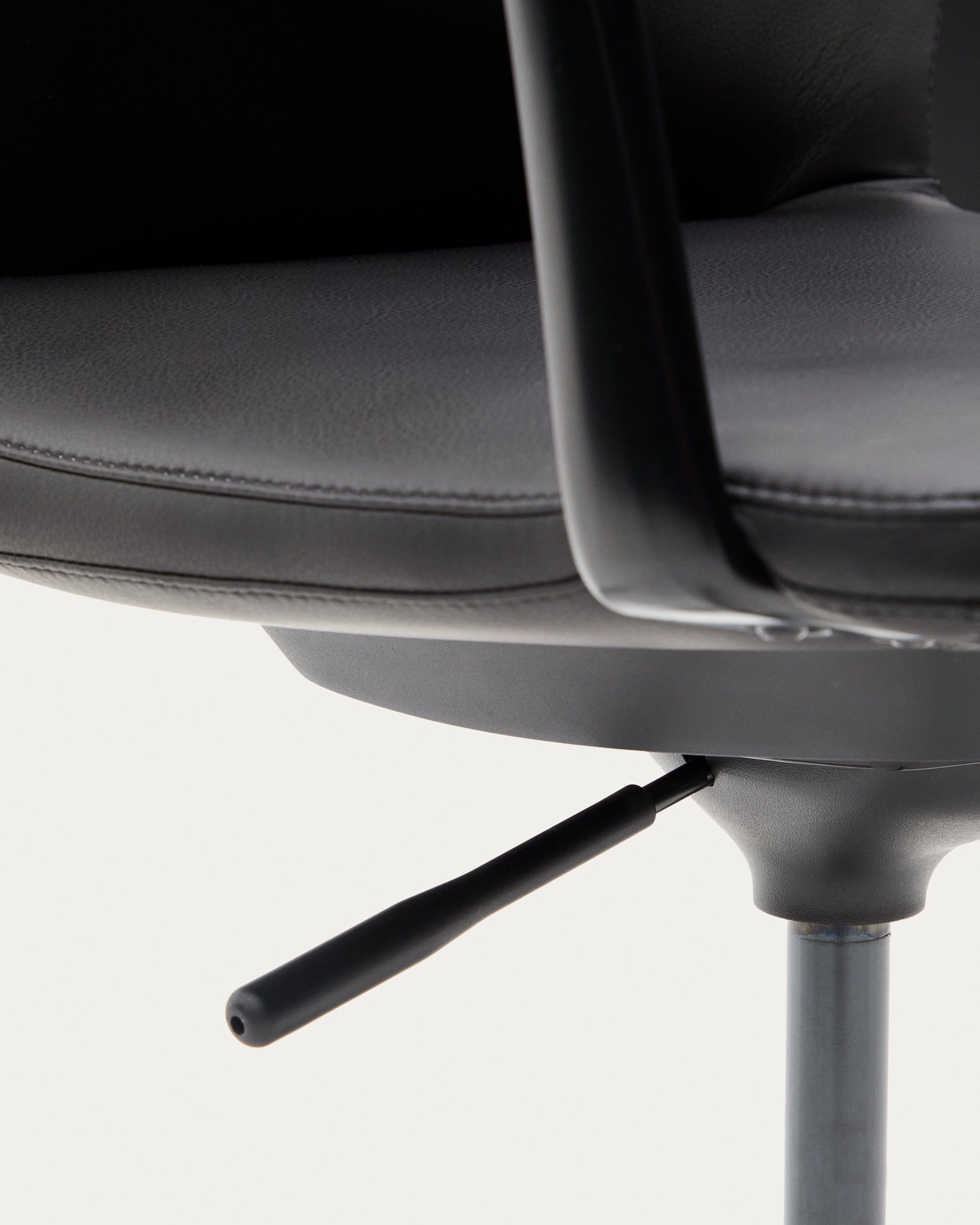 Nerlan desk chair in black faux leather with a black aluminium frame - Detail