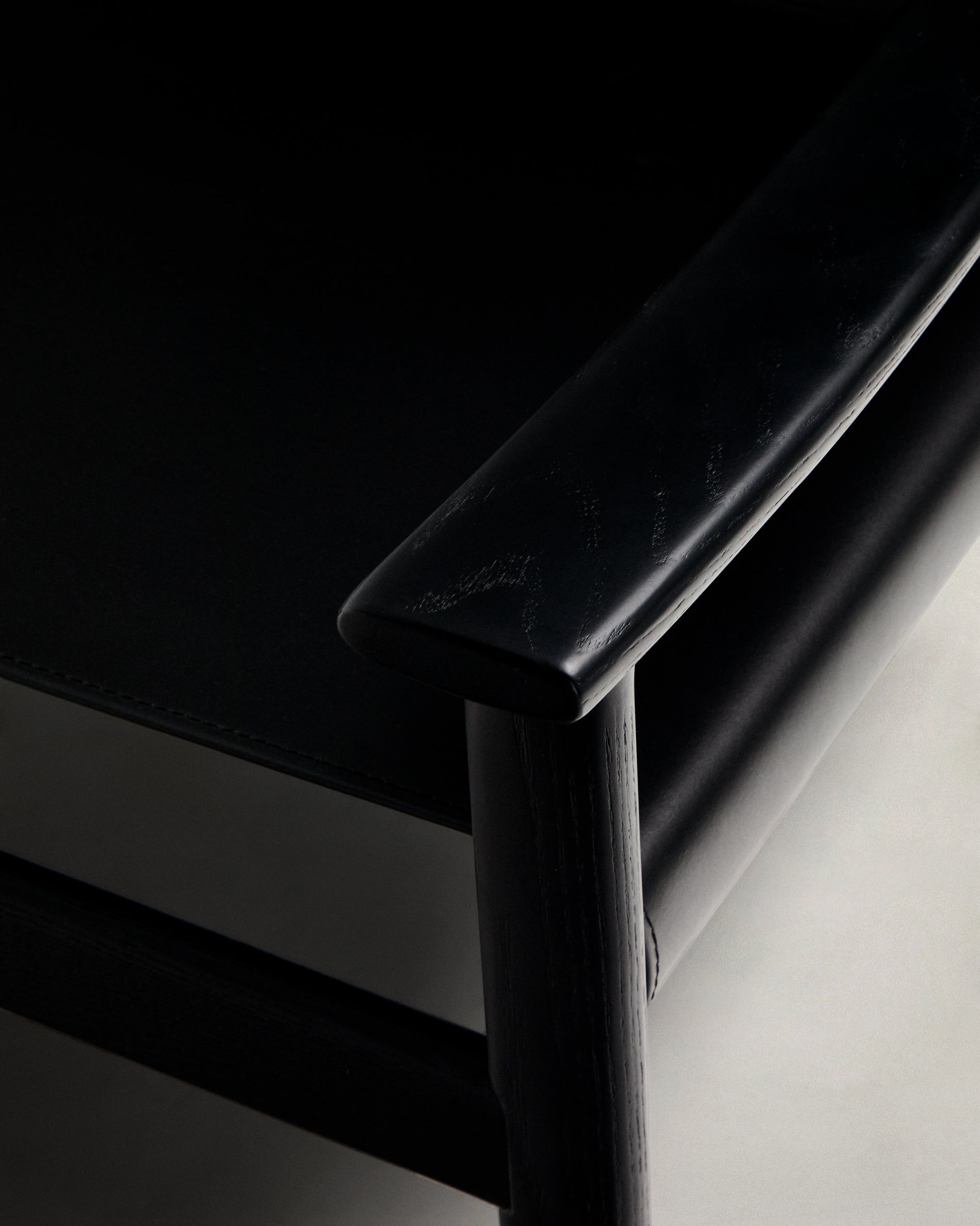 Jan armchair made of black recycled leather fibres and FSC 100% solid ash wood with black finish - Detail