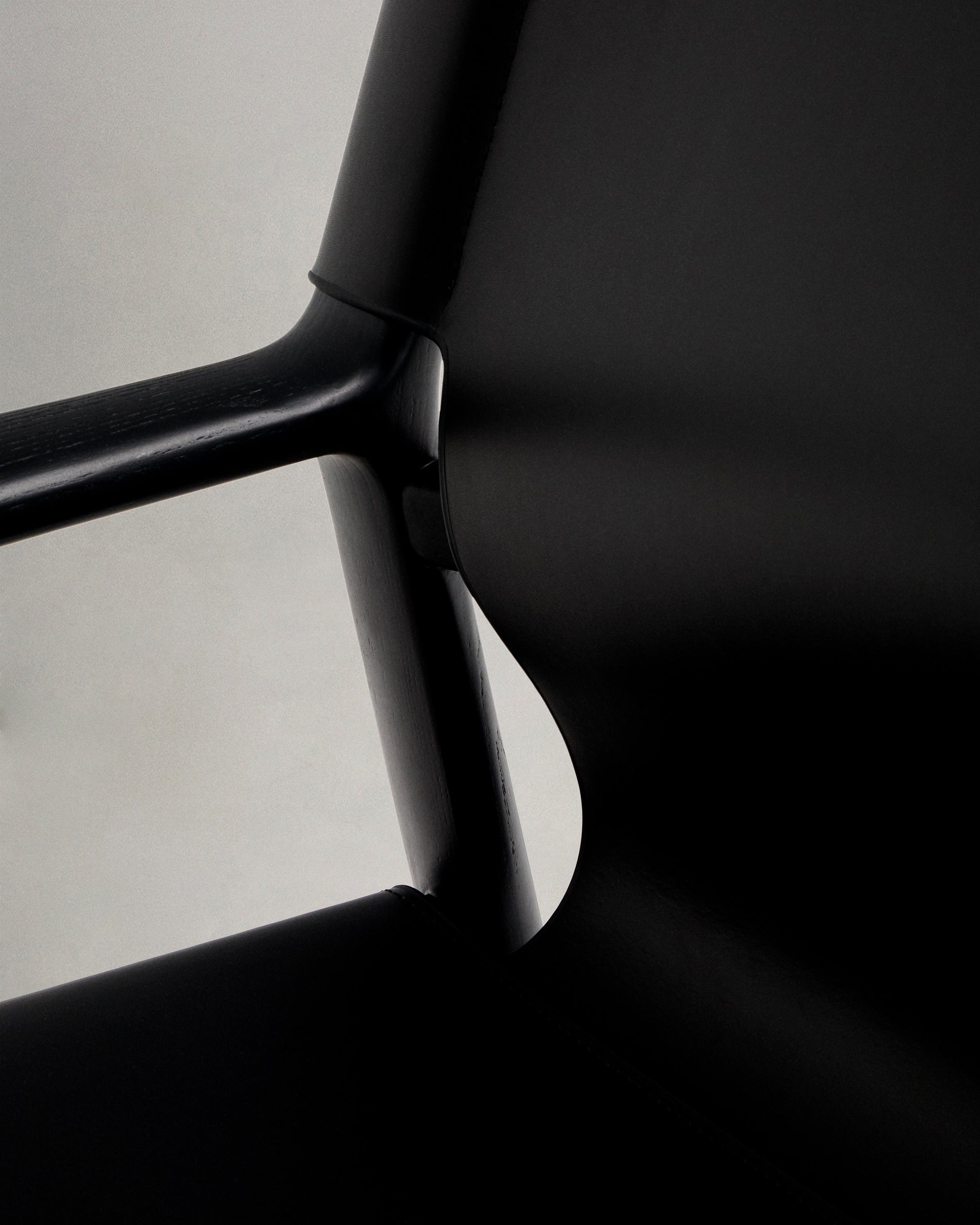 Jan armchair made of black recycled leather fibres and FSC 100% solid ash wood with black finish - Detail
