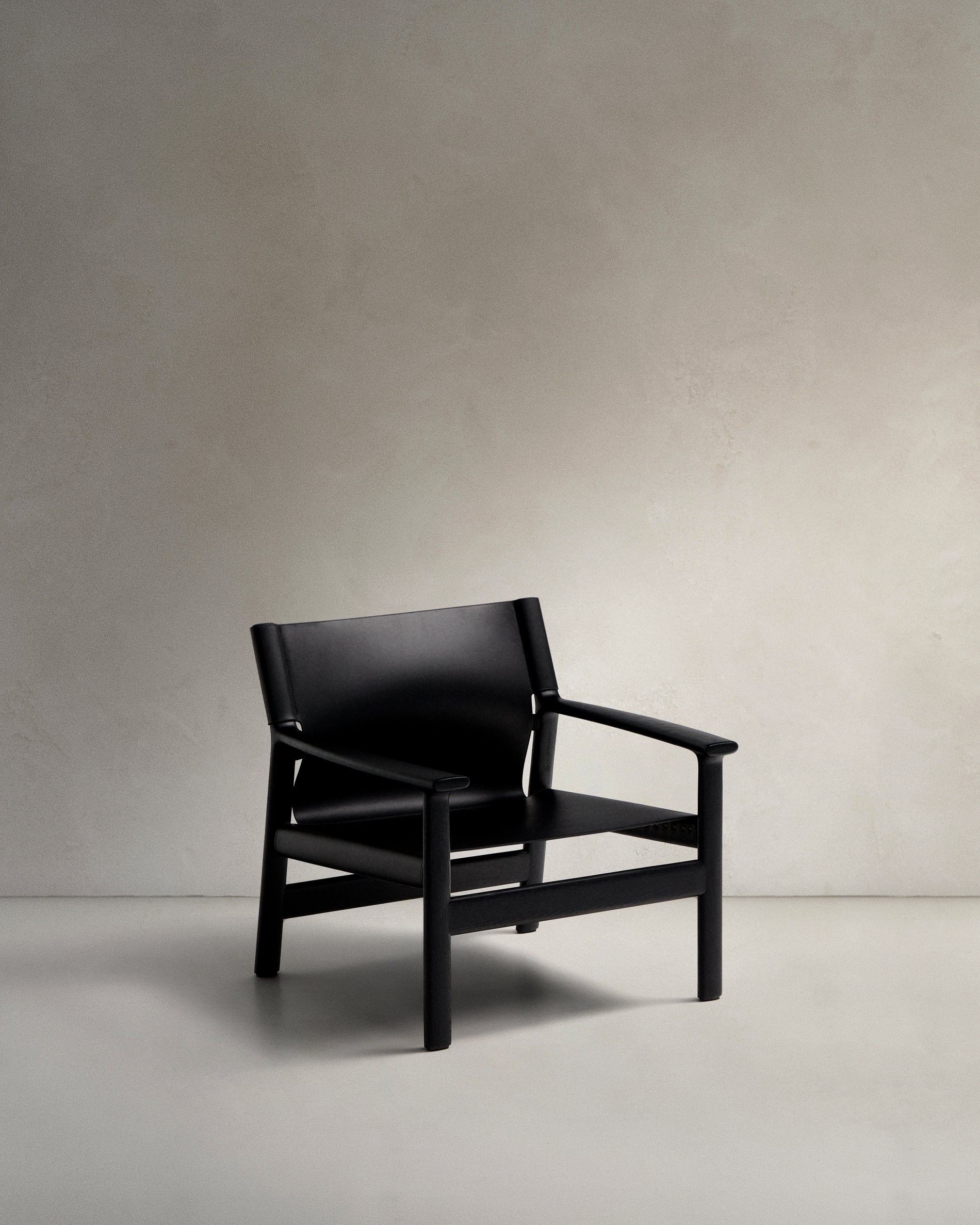 Jan armchair made of black recycled leather fibres and FSC 100% solid ash wood with black finish - Product View