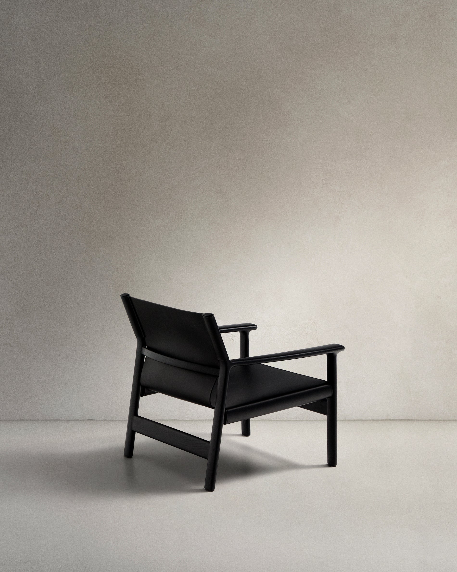 Jan armchair made of black recycled leather fibres and FSC 100% solid ash wood with black finish - Product View