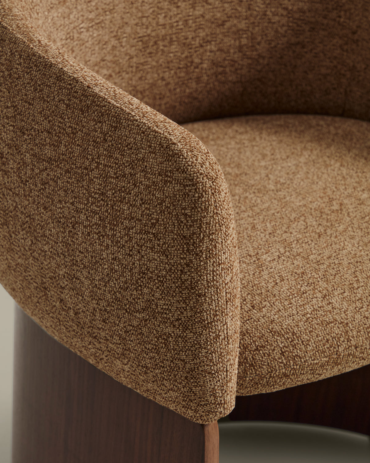 Bosca chair in brown chenille and walnut veneer FSC 100% - Detail
