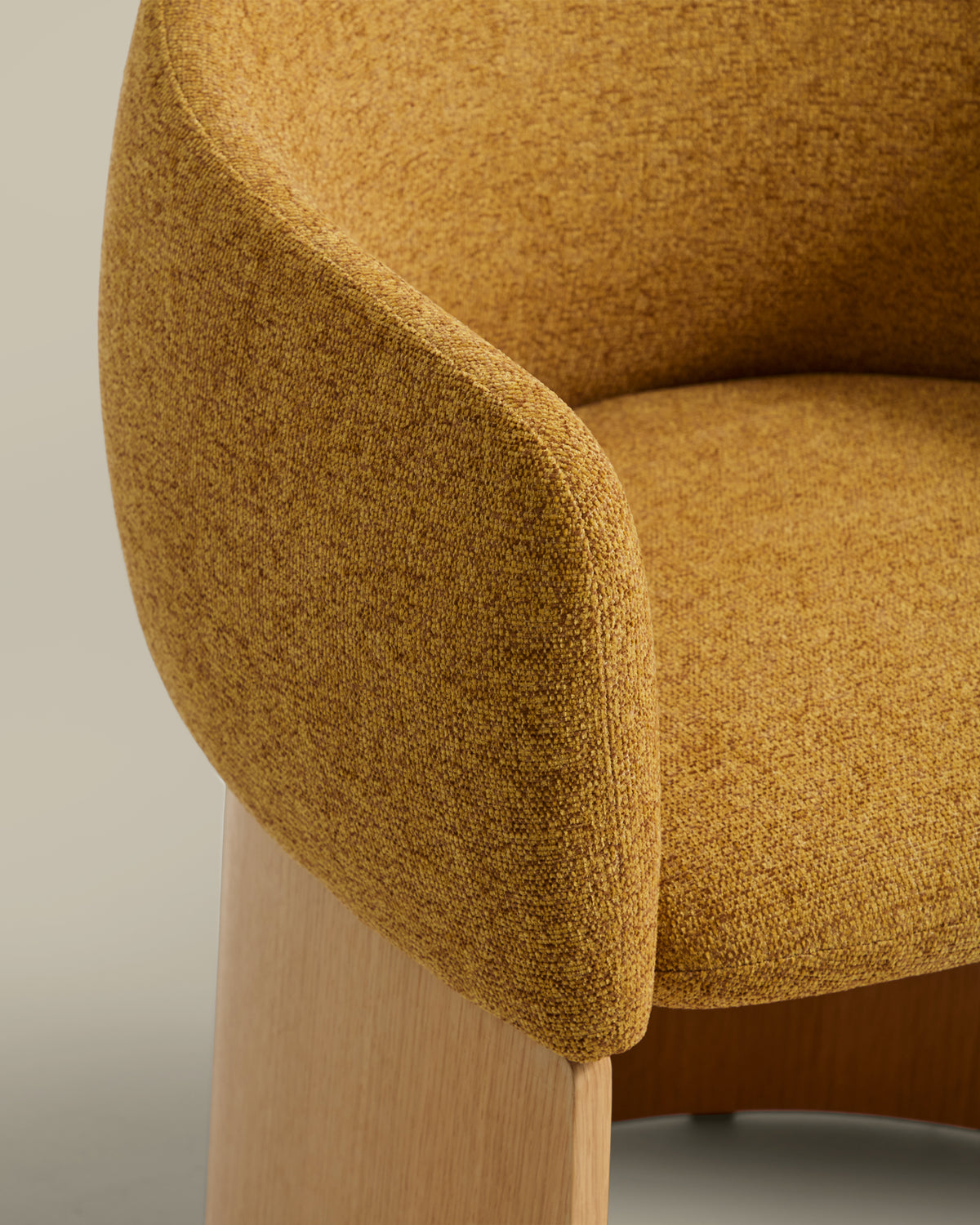 Bosca chair in ochre chenille and oak veneer FSC 100% - Detail